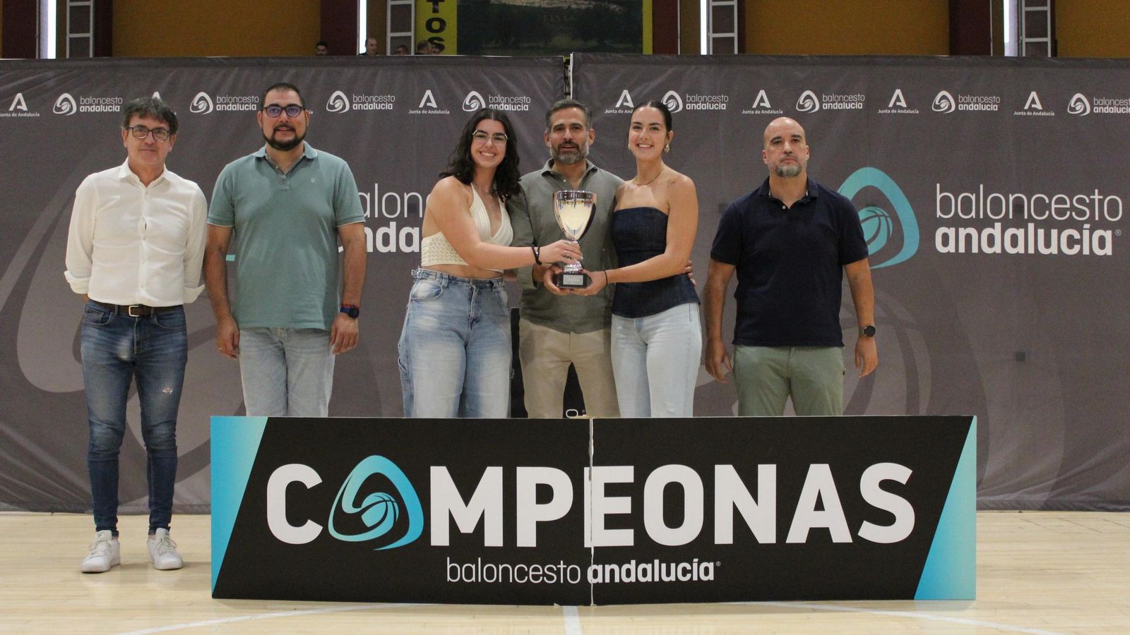 Entrega del trofeo de campeonas a CAB Linares.