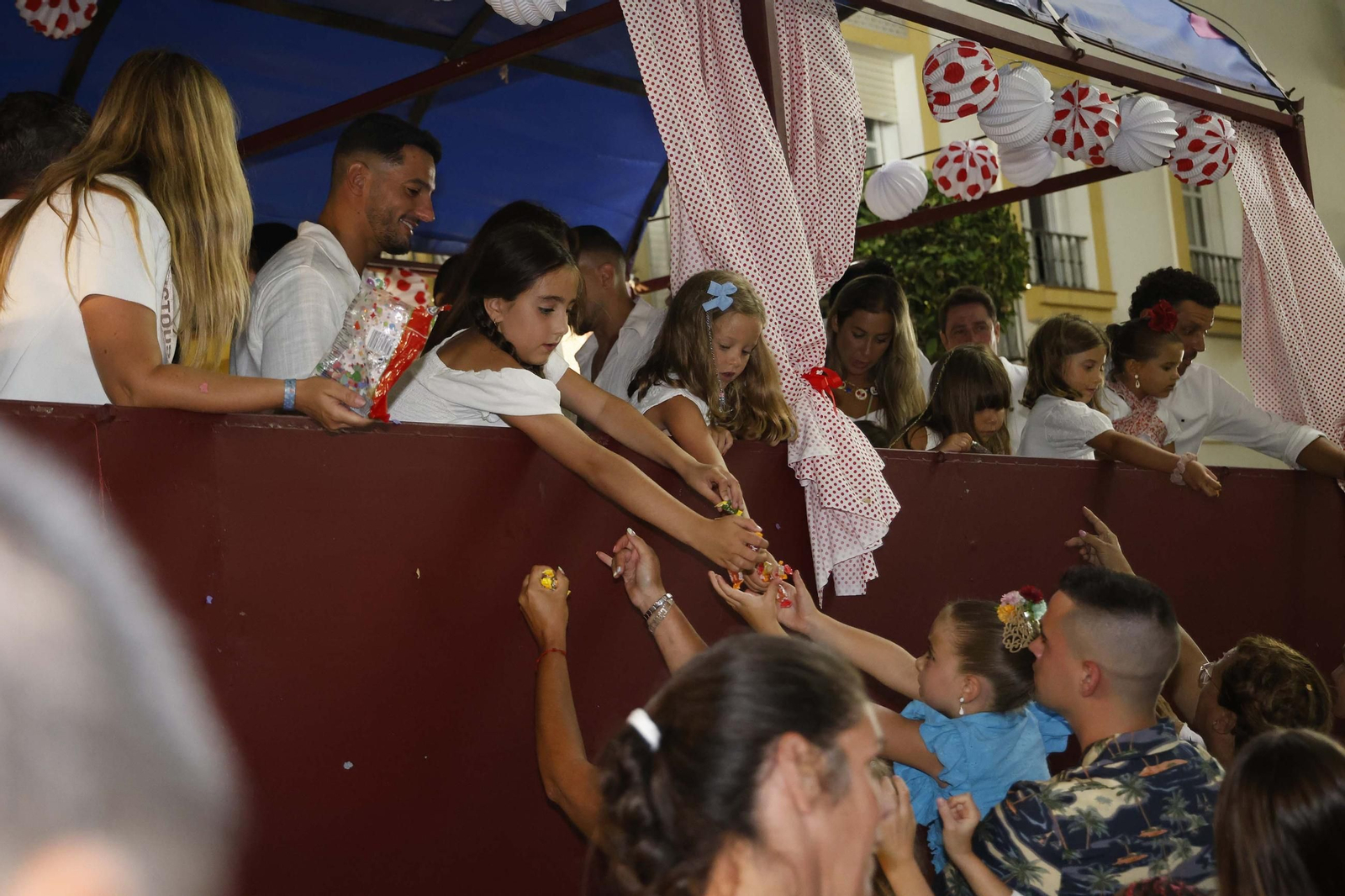 Búscate en las fotos de la cabalgata de la Feria Real de San Roque 2025