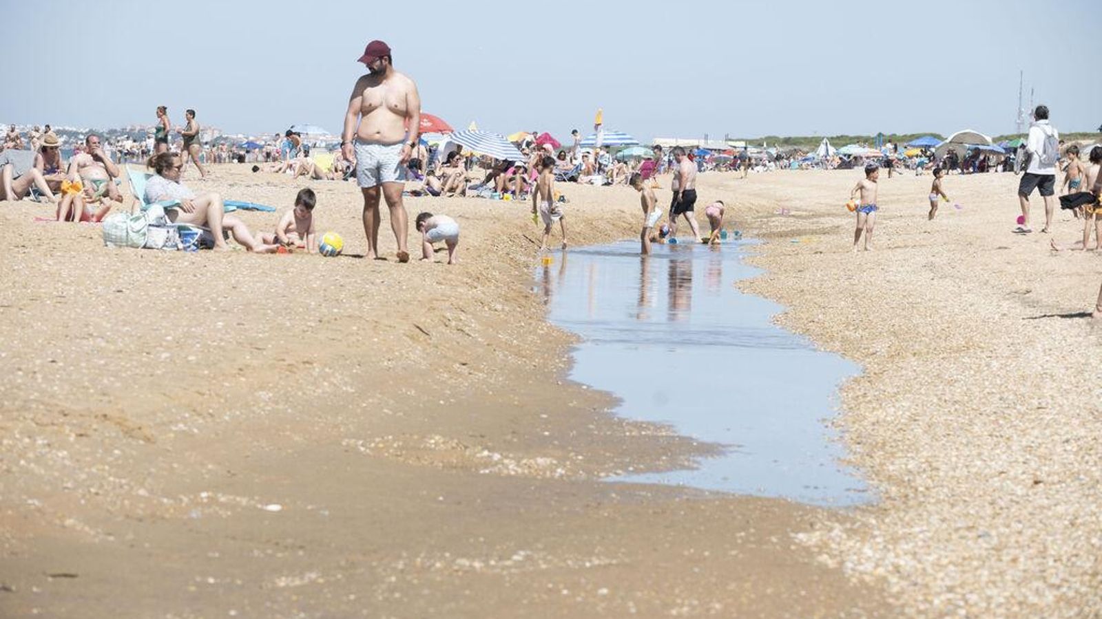 Playa de Punta Umbría llena de gente disfrutando del buen tiempo.