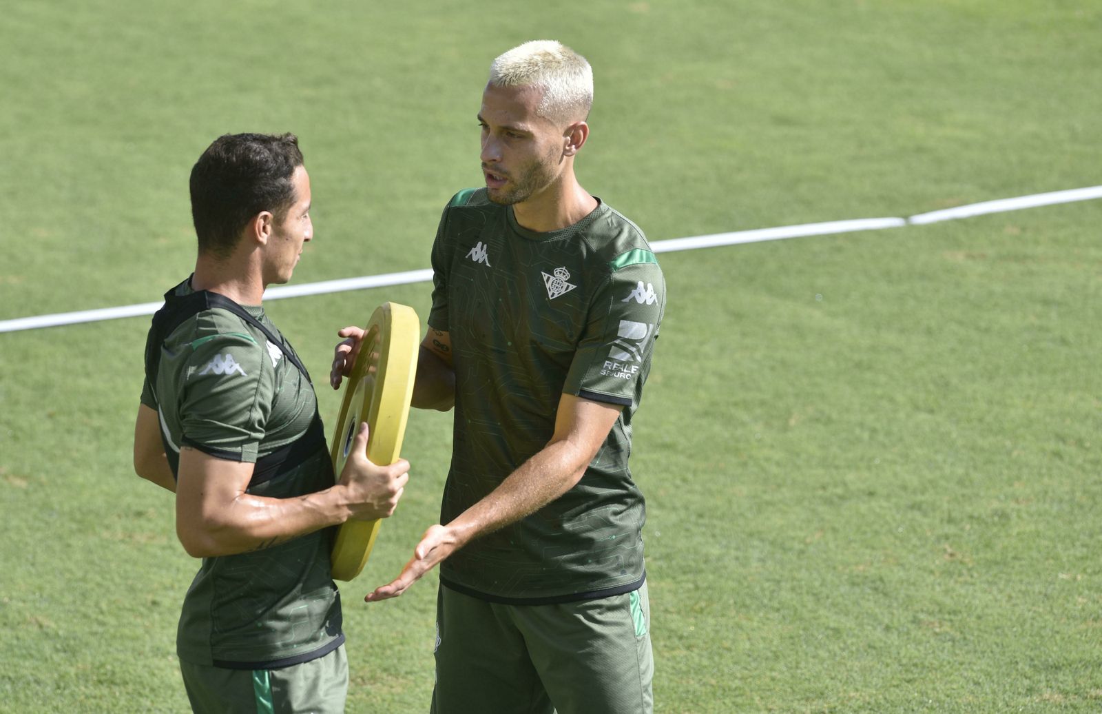 Guardado charla con Canales durante el entrenamiento.