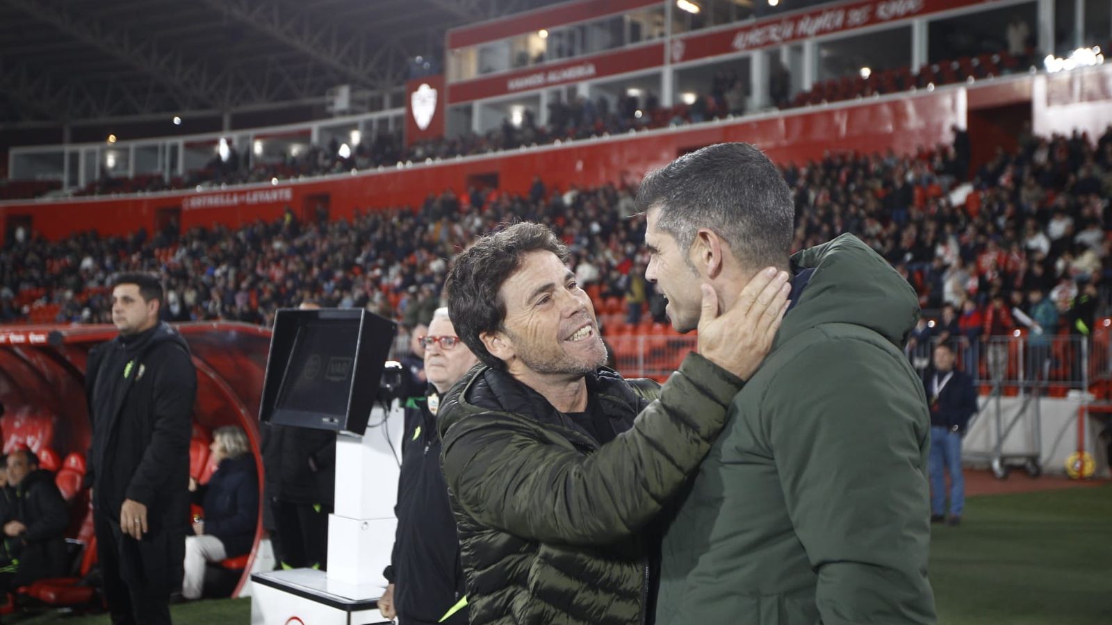 El entrenador rojiblanco saluda a Antonio Hidalgo antes del encuentro.