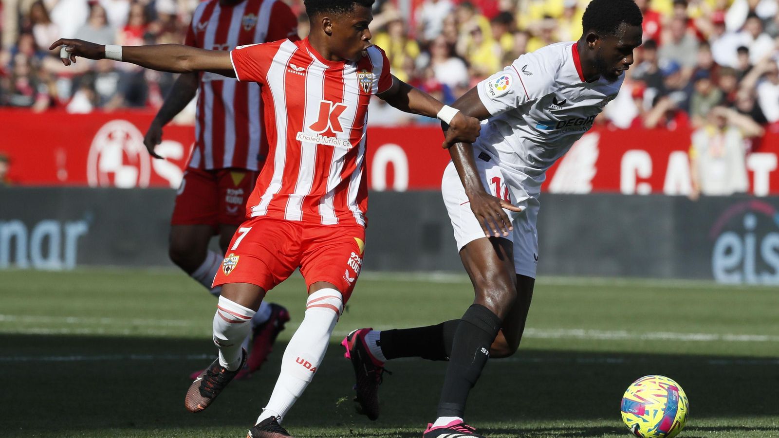 Ramazani, que entró por El Bilal, presiona a Nianzou