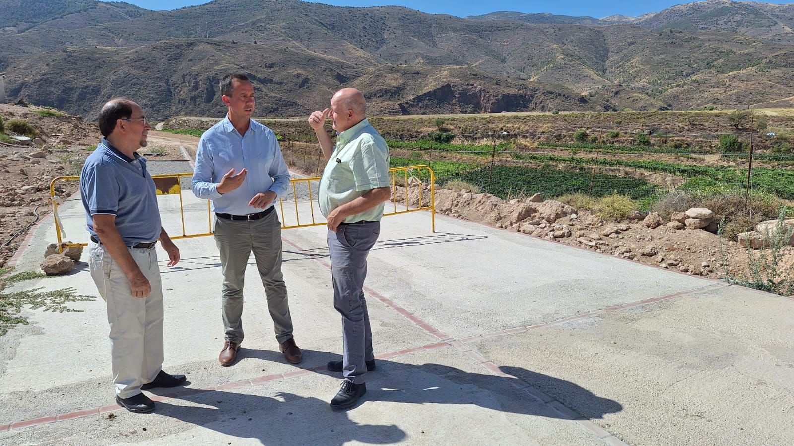 El subdelegado del Gobierno y el alcalde de Padules visitan las obras en marcha.