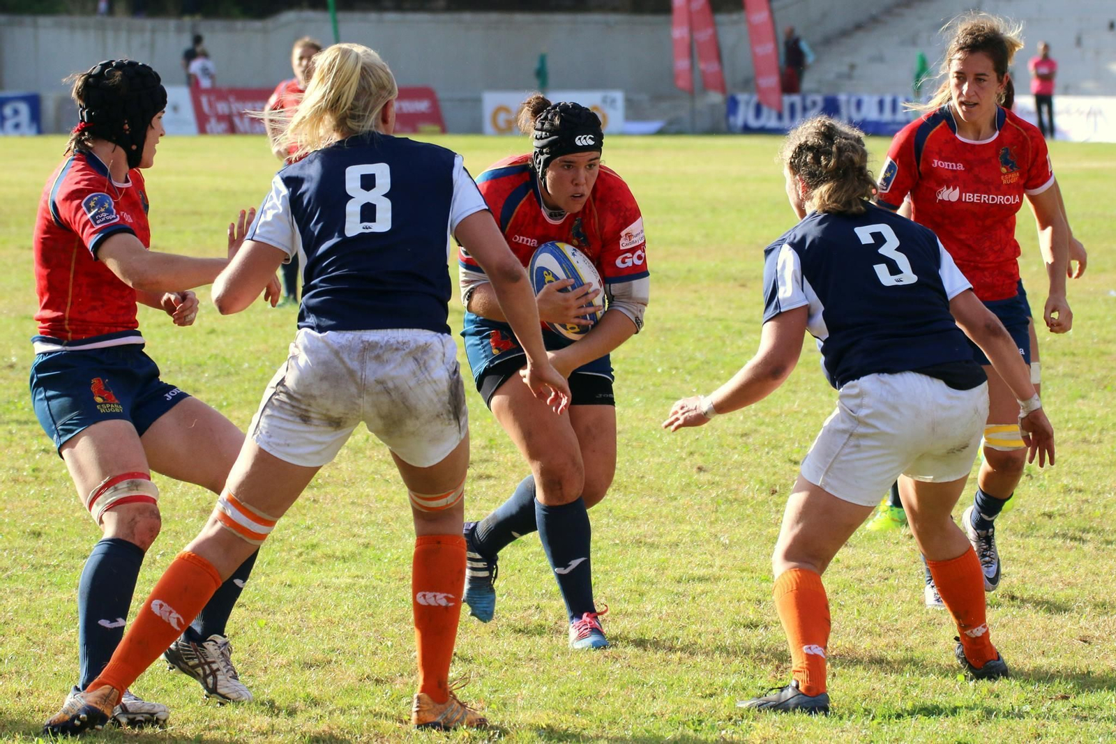 Bimba protege el oval en un partido de la selección española.