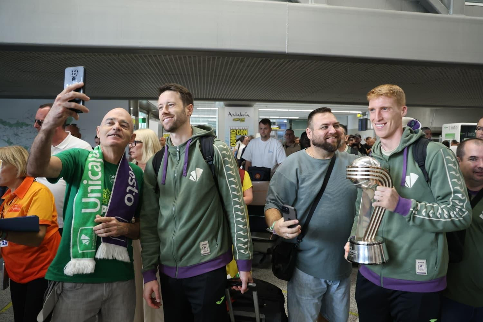 El Unicaja brinda la Copa Intercontinental con la afición