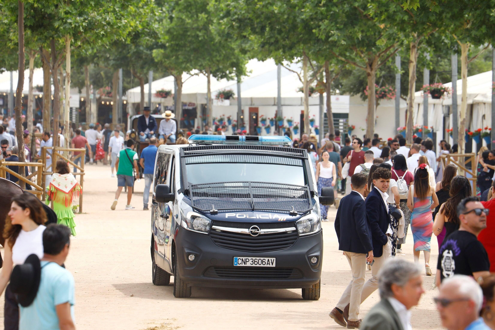 Un furgón de la Policía Nacional, en la Feria de Córdoba.