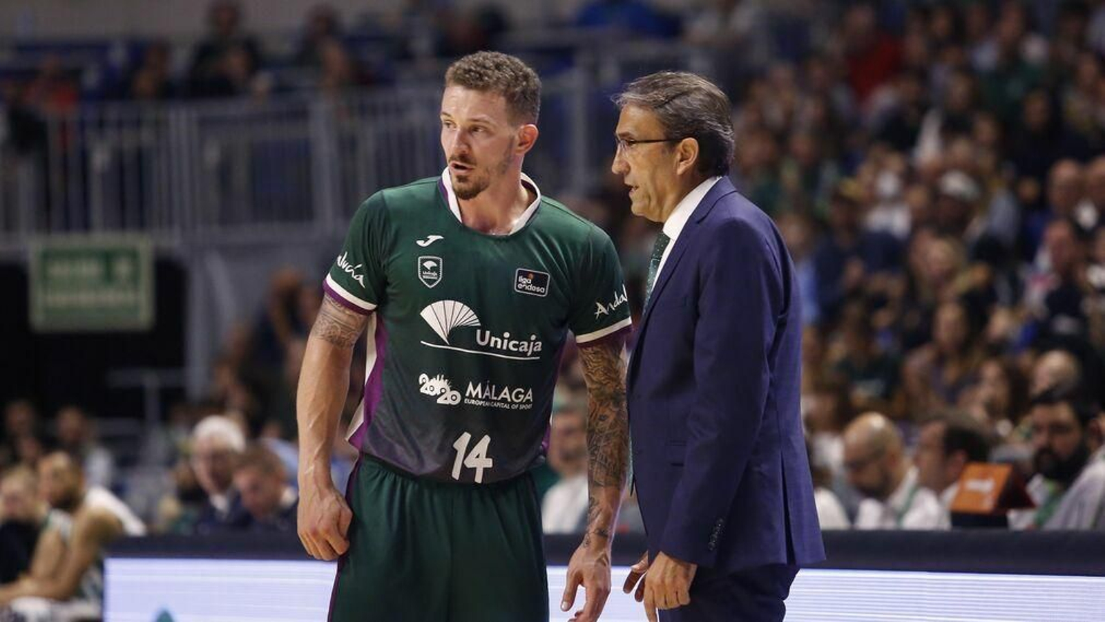 Casimiro dando instrucciones a Adams.