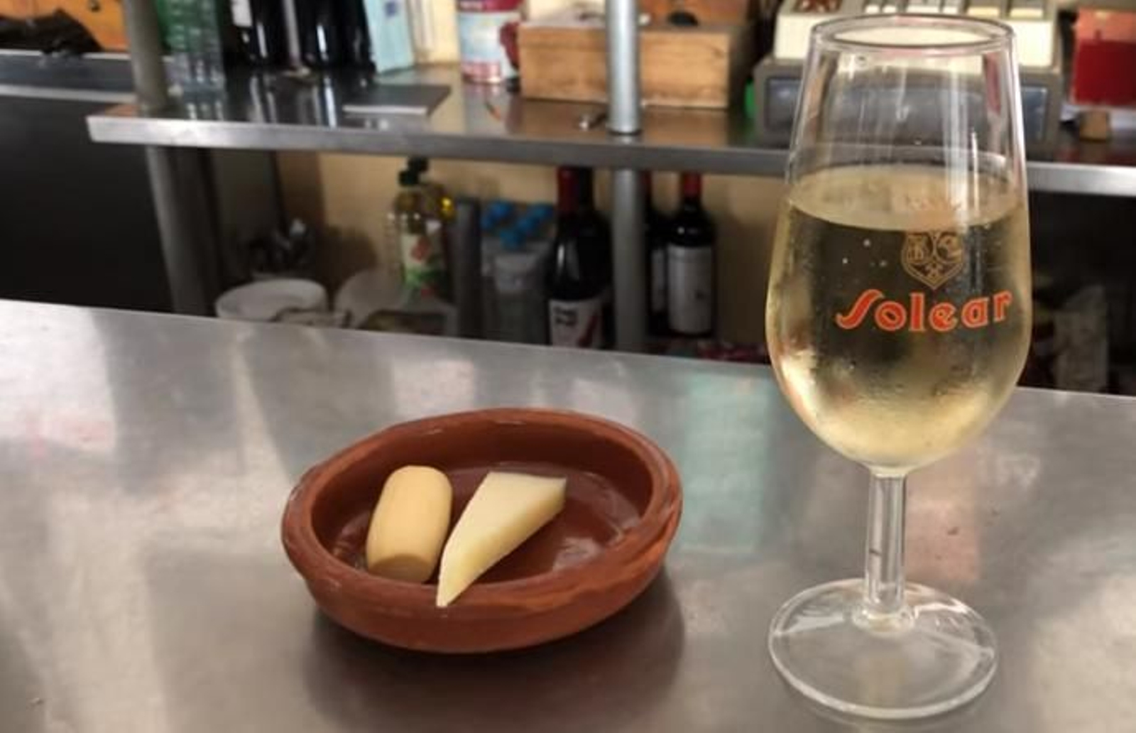 Un mosto con una tapa de queso