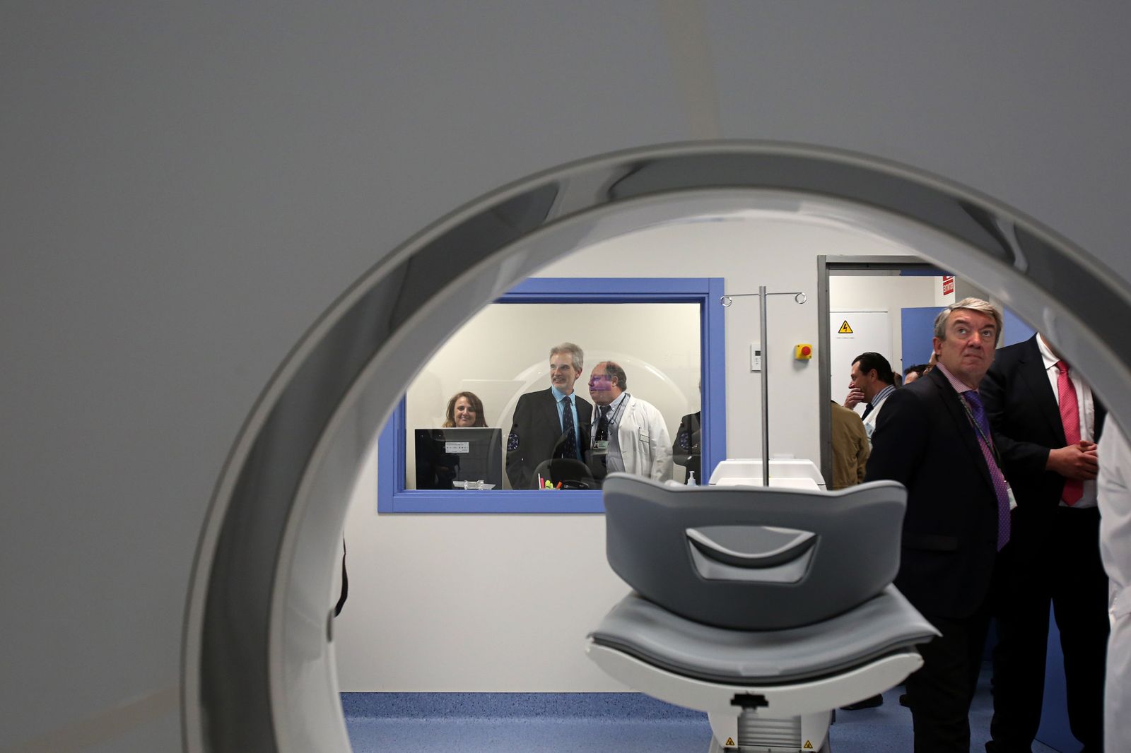 Imagen de la última visita del Consejero de Salud a la Unidad de Medicina Nuclear del Hospital Puerta del Mar.