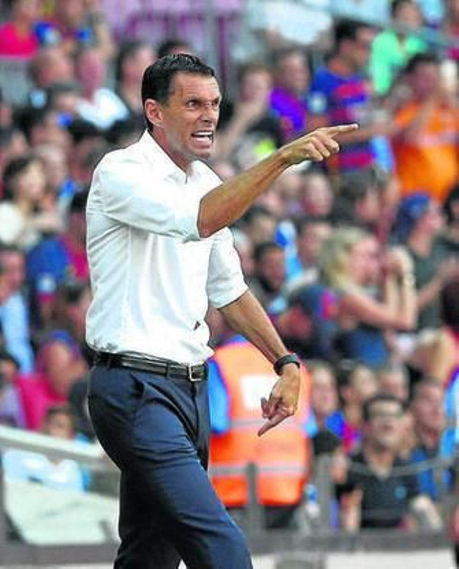 Gustavo Poyet realiza un gesto en el duelo ante el Barcelona.