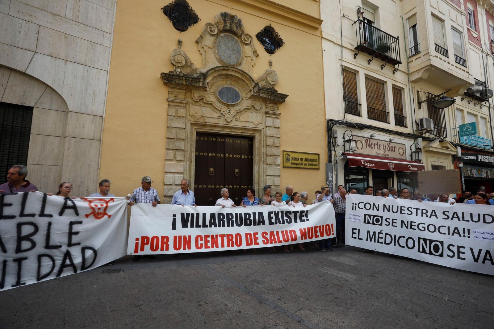 Las imágenes de la protesta de los vecinos de Villarrubia en defensa de la sanidad pública