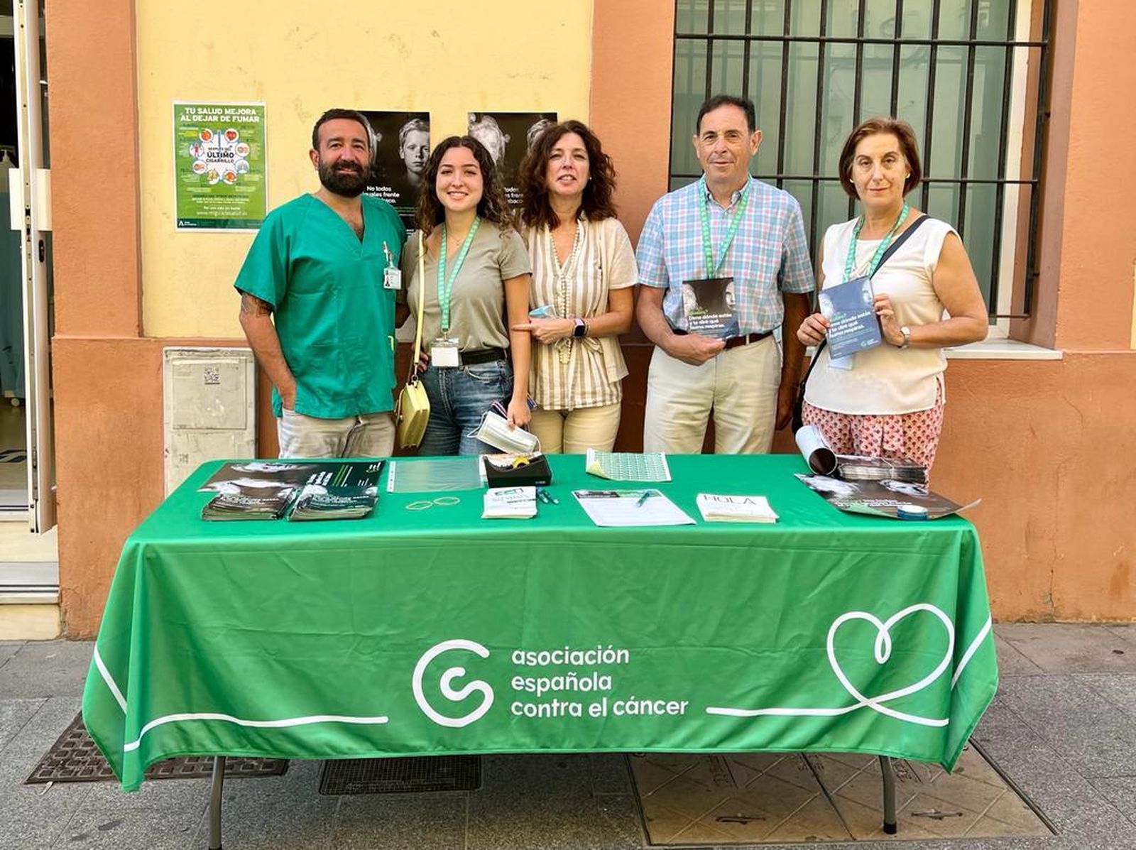 Profesionales del centro de salud Federico Rubio y voluntarios de la AECC, este martes en la calle Ganado.