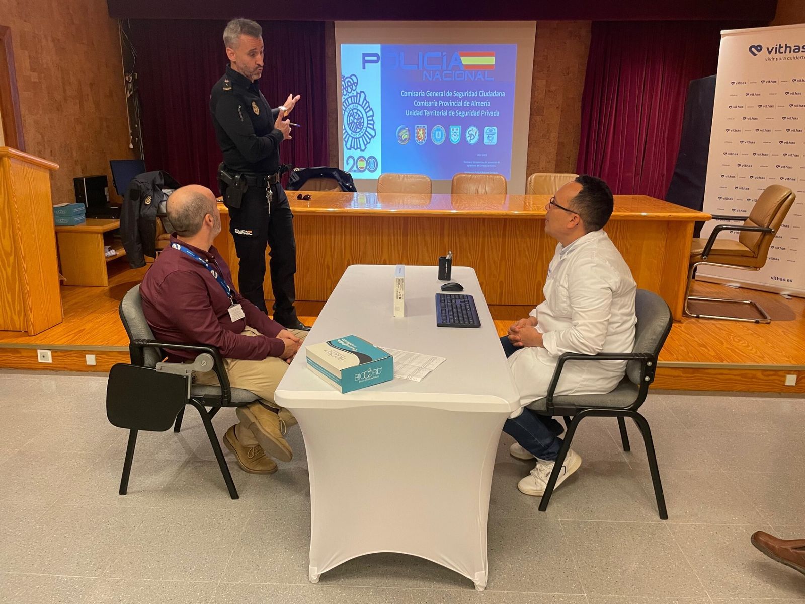 Taller impartido por la Policía Nacional a profesionales sanitarios del Hospital Vithas Almería enfocado en la prevención de agresiones.