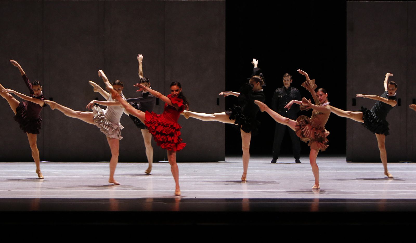 La CND en una de las dinámicas escenas corales de 'Carmen'.