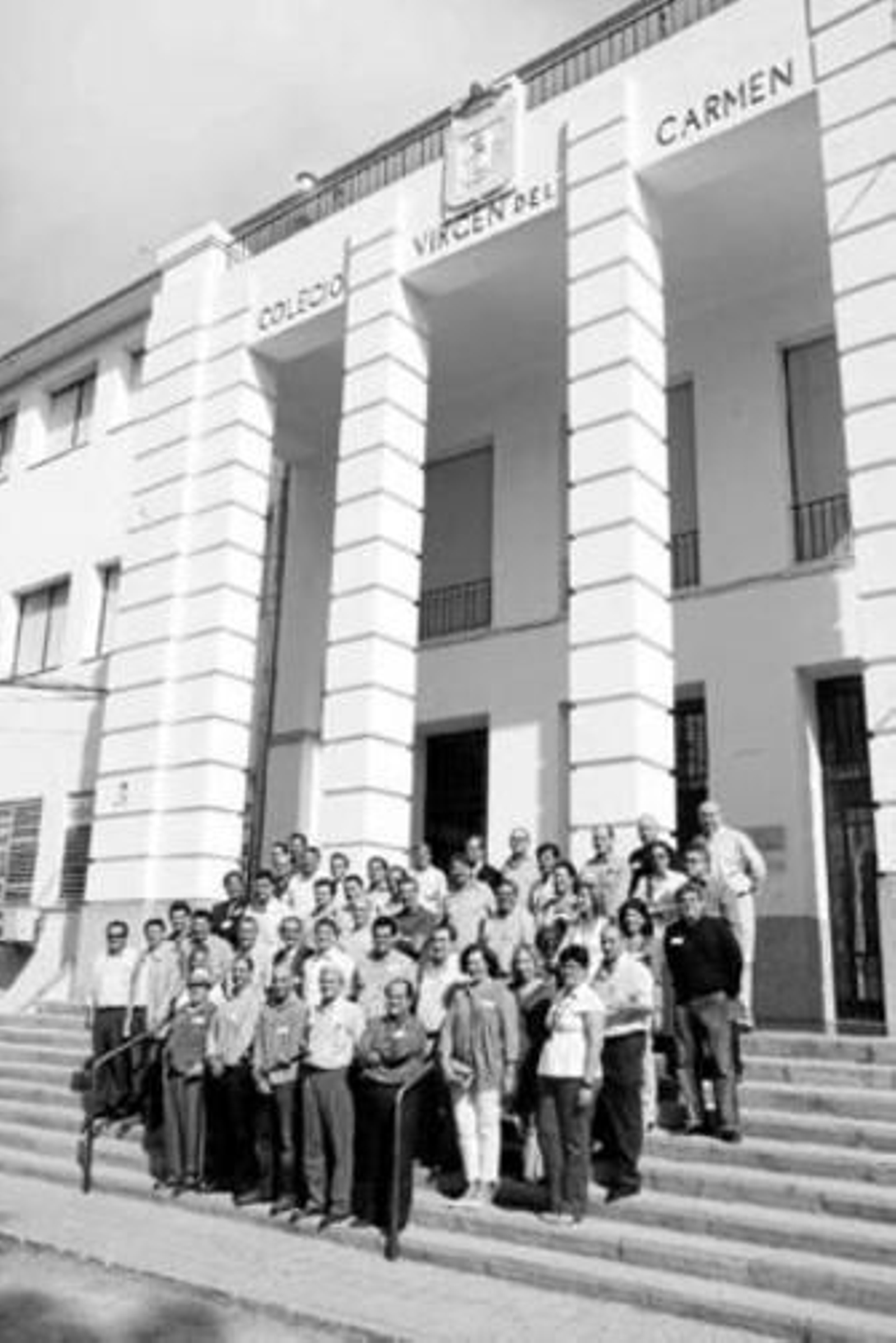 Antiguos alumnos del colegio Virgen del Carmen, ayer en su reencuentro tras 25 años.