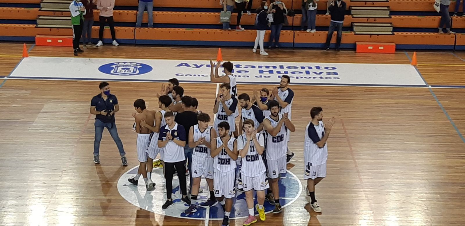 Los jugadores del Ciudad de Huelva saludan a la afición tras el encuentro.
