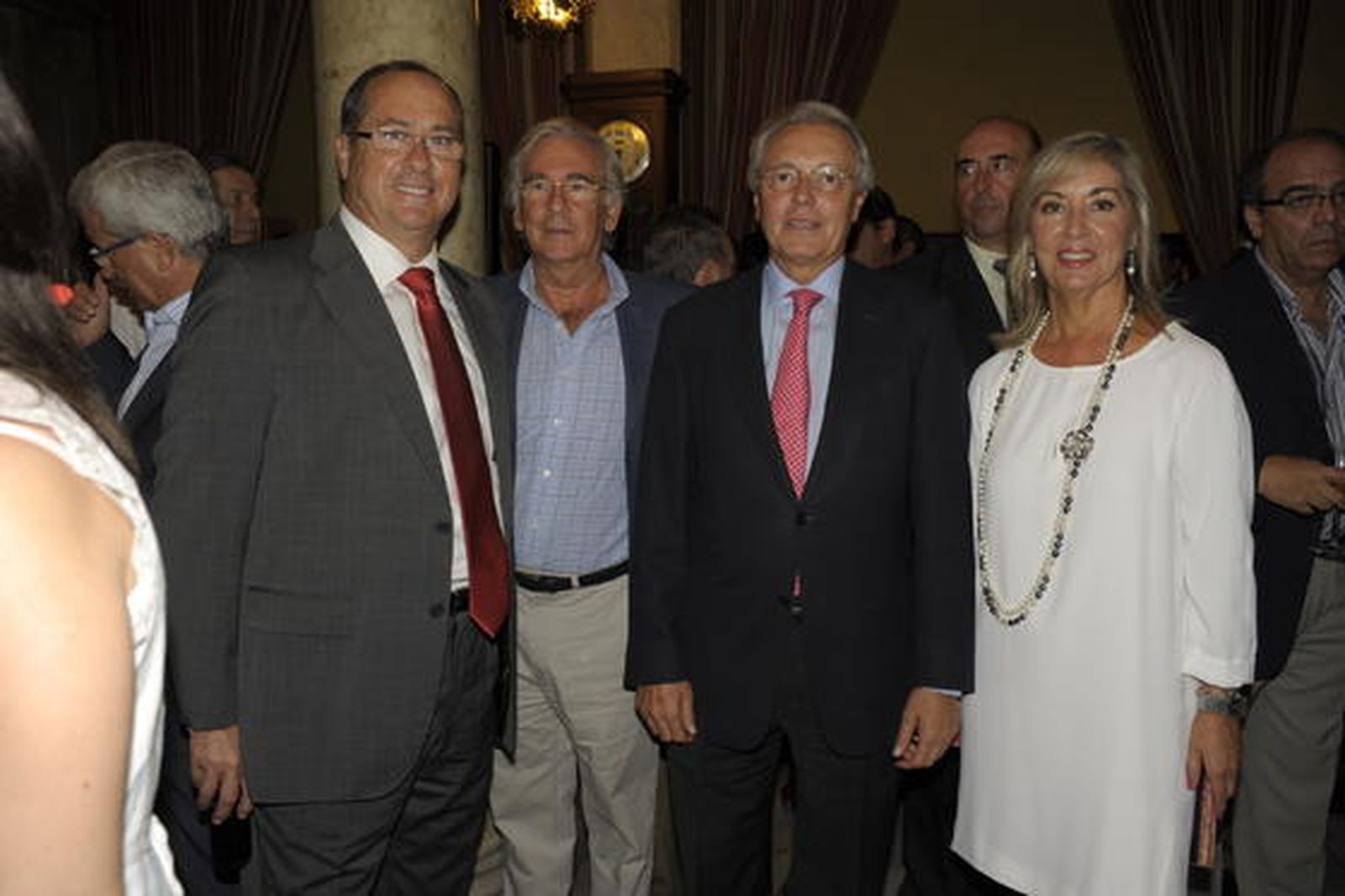 El gerente del Consorcio para el Bicentenario de la Constitución, Emilio Aragón, posa con José Manuel Amores, Miguel Ángel Pino y María Gómez.

Foto: Joaquin Hernandez Kiki