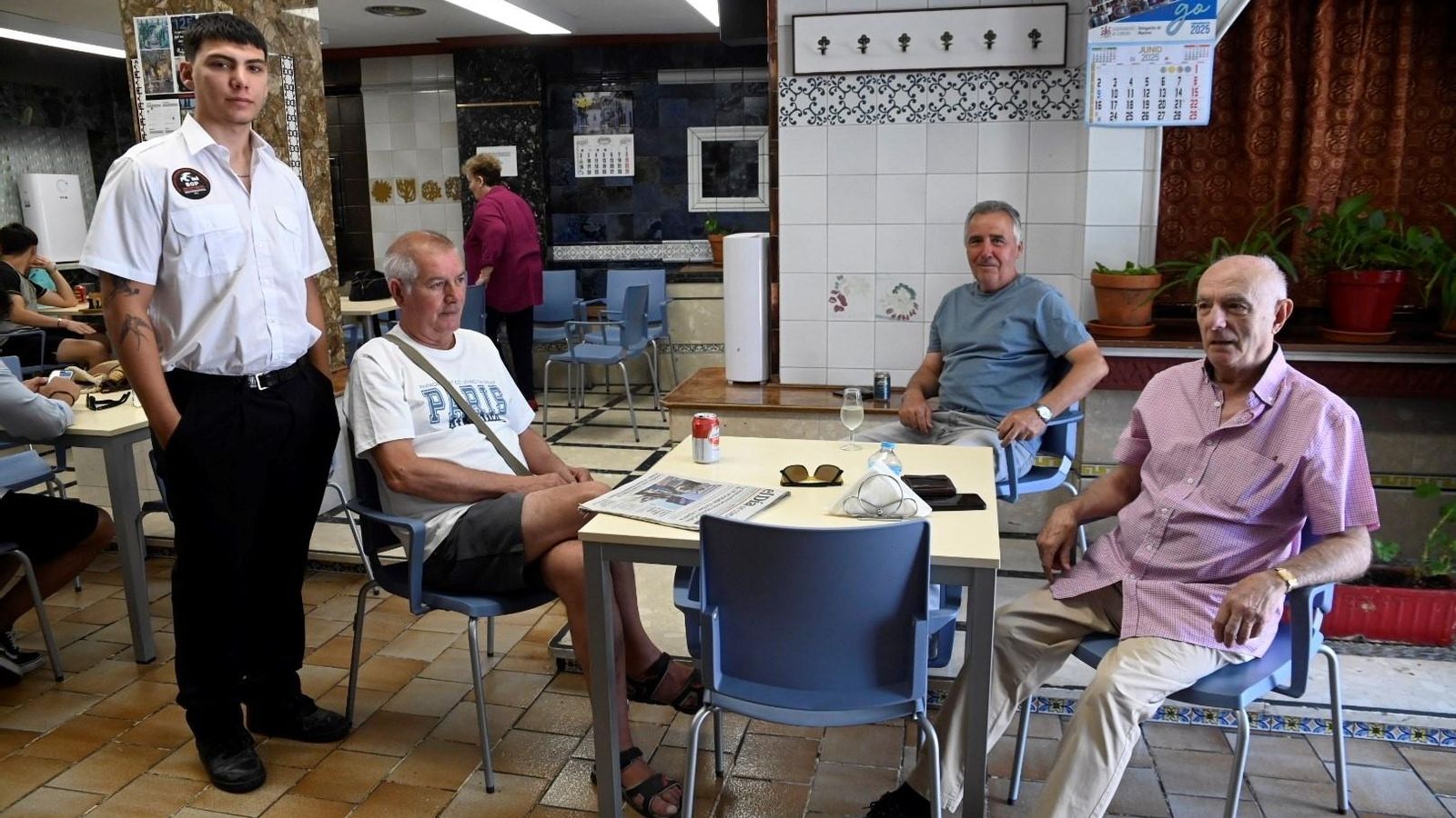 Un grupo de mayores, en un centro de participación activa de la capital, este sábado a mediodía. Un grupo de mayores, en un centro de participación activa de la capital, este sábado a mediodía.