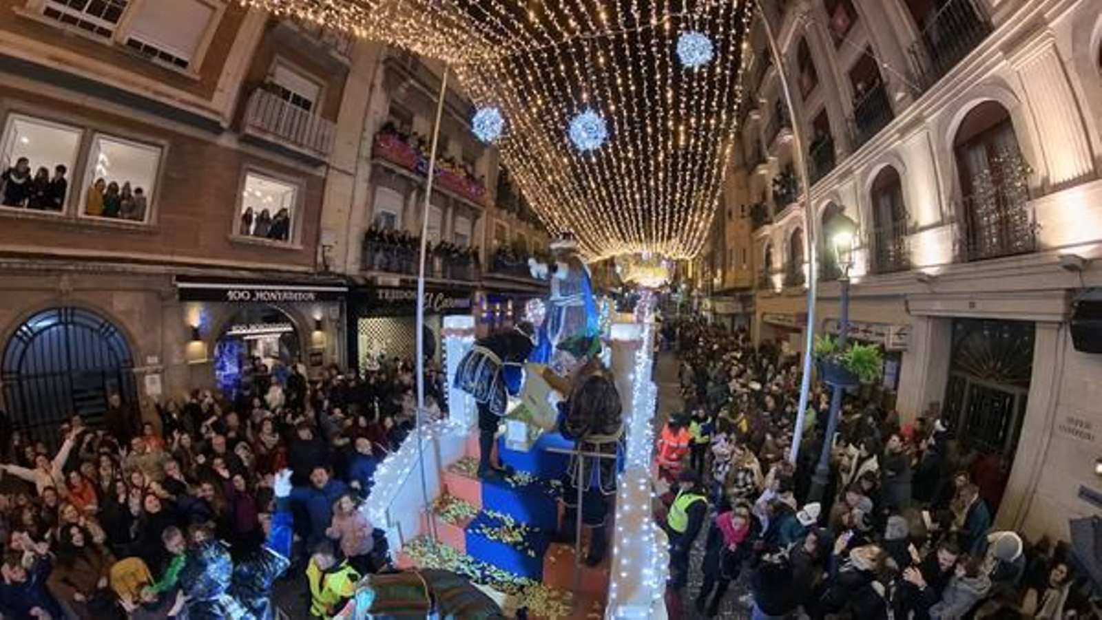 En imágenes: La Cabalga de Reyes de Jaén desata la emoción en sus calles abarrotadas