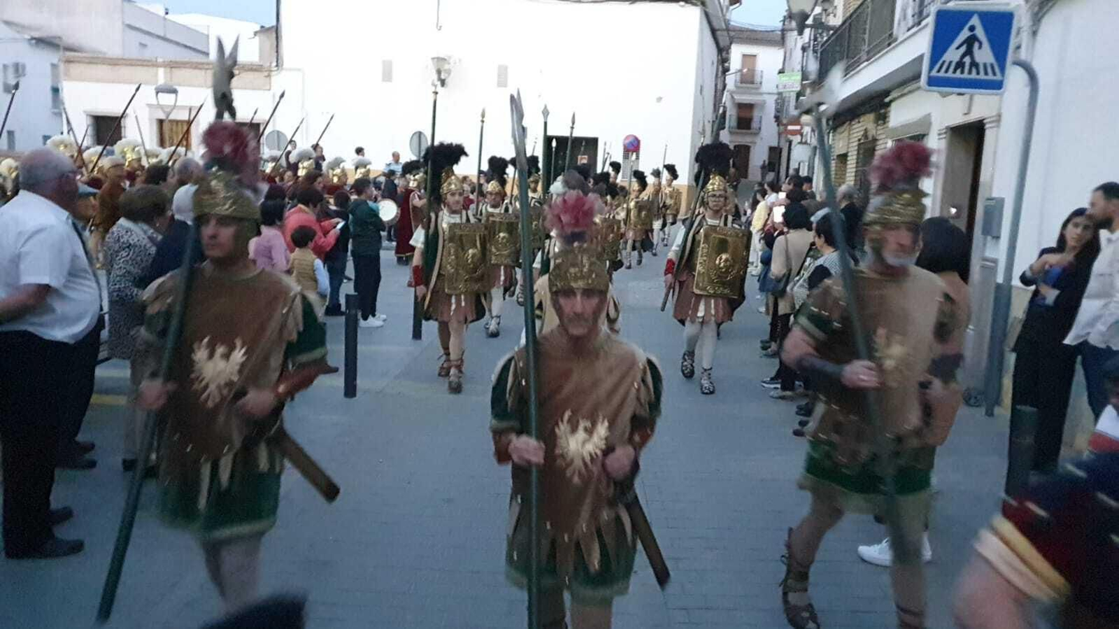 Lunes Santo en Castro del Río: La ofrenda floral de las escoltas romanas, en fotografías