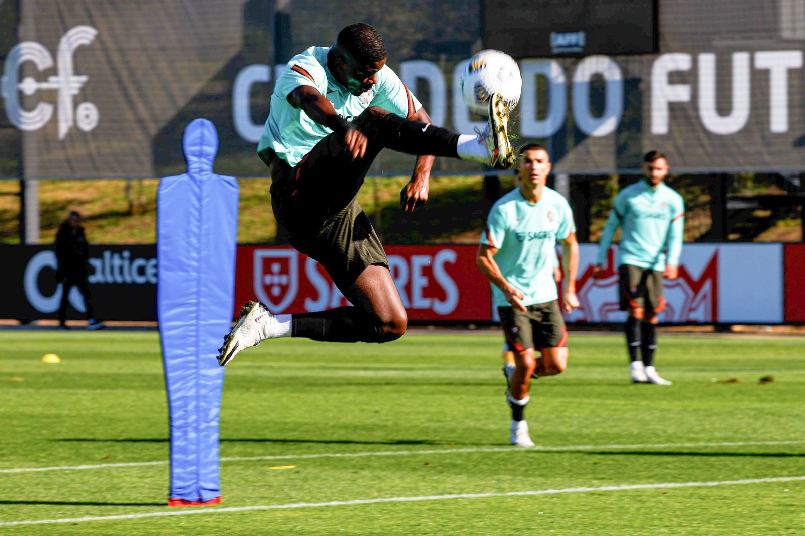 William Carvalho, con Cristiano al fondo, realiza un gran control en el entrenamiento de esta tarde en Lisboa.