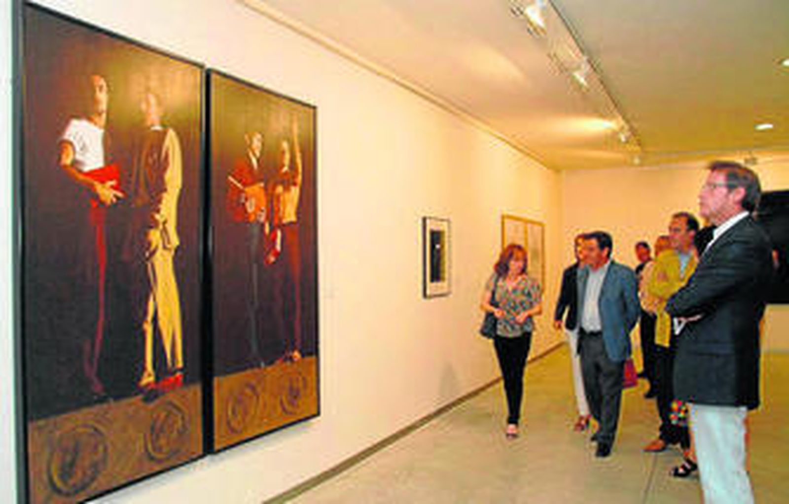 La diputada Pilar Pintor inauguró ayer la exposición acompañada de varios miembros del ejecutivo municipal.