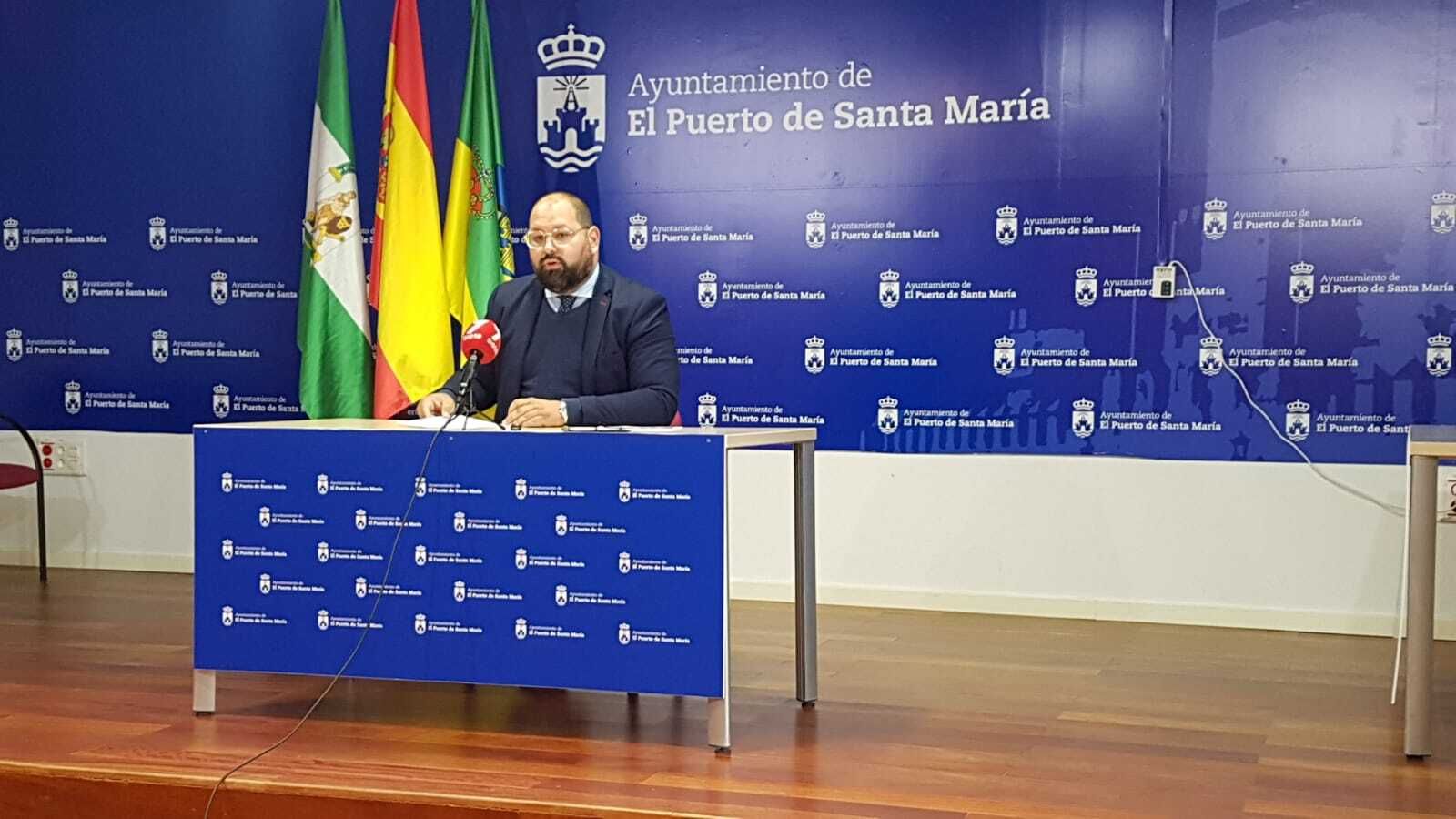 Javier Bello, durante la rueda de prensa en el Ayuntamiento de El Puerto.