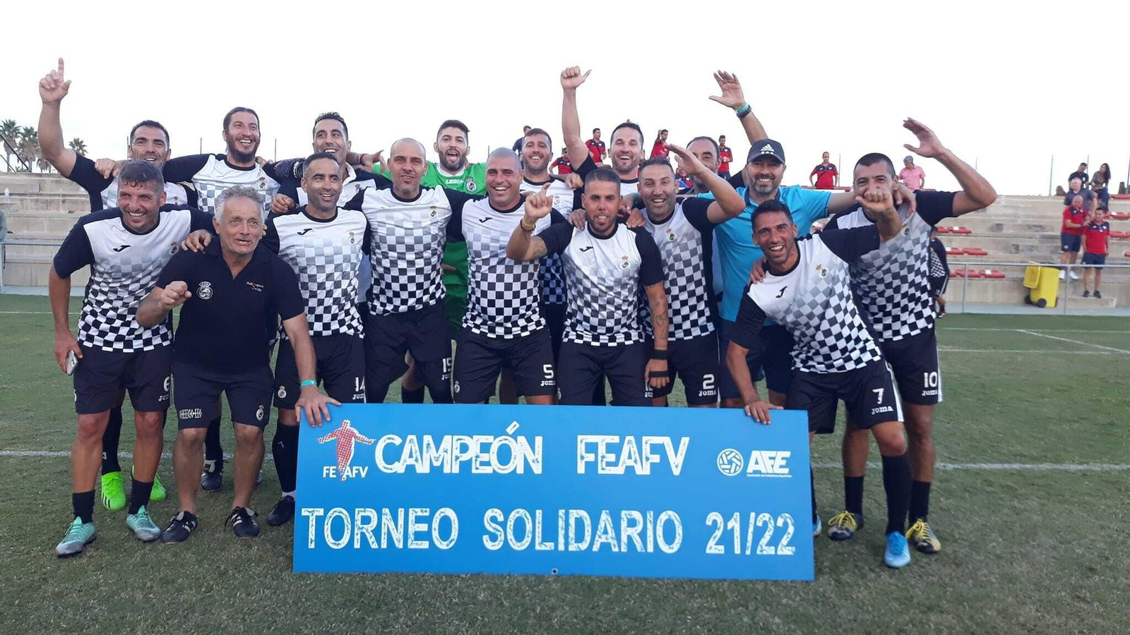 El equipo de veteranos de la Balona celebra su título nacional