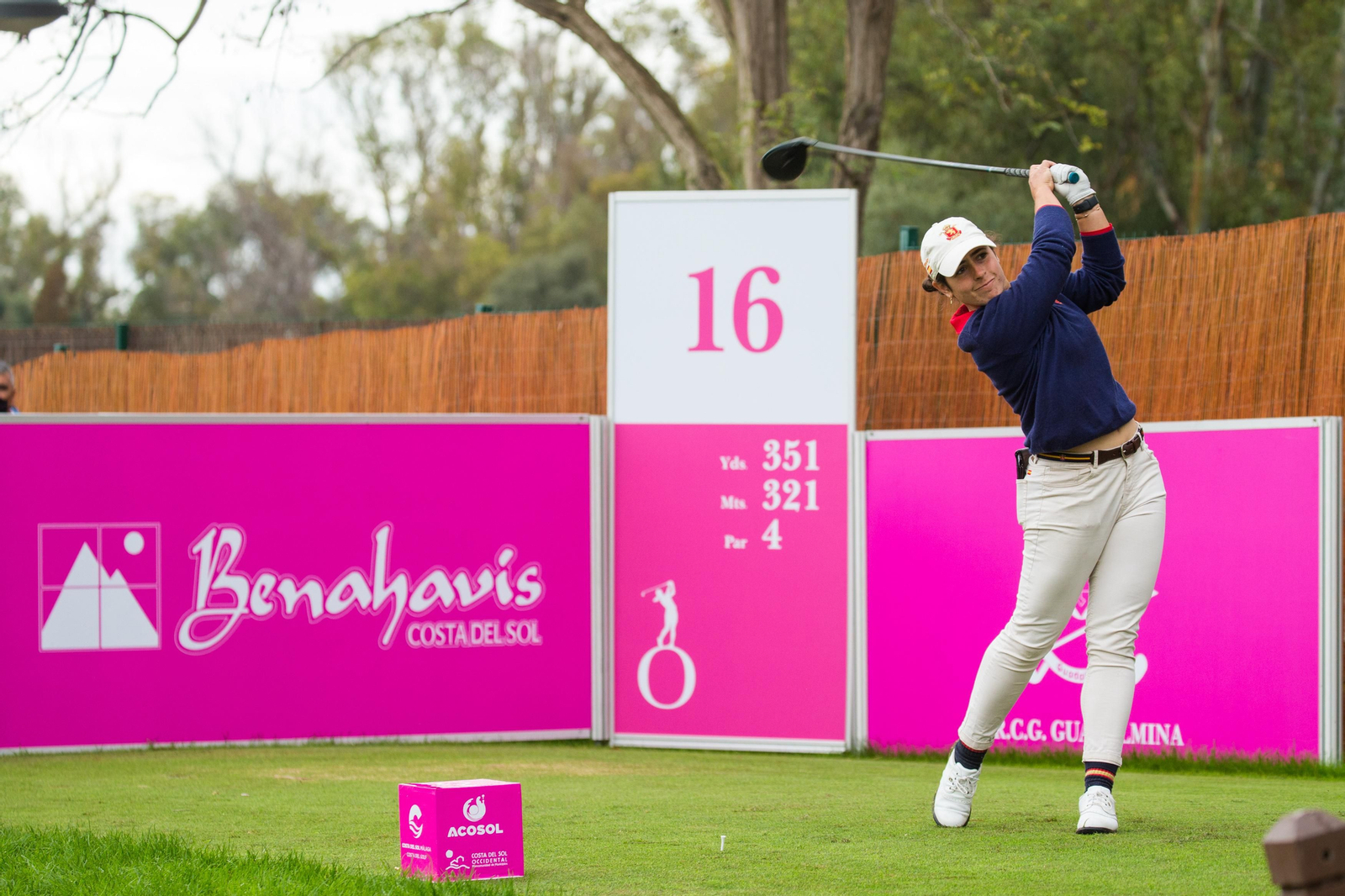 Ana Peláez golpea desde el tee.