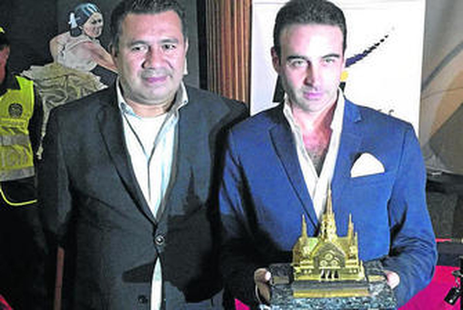 Enrique Ponce recibe el trofeo 'Catedral de Oro' de la Feria de Manizales.