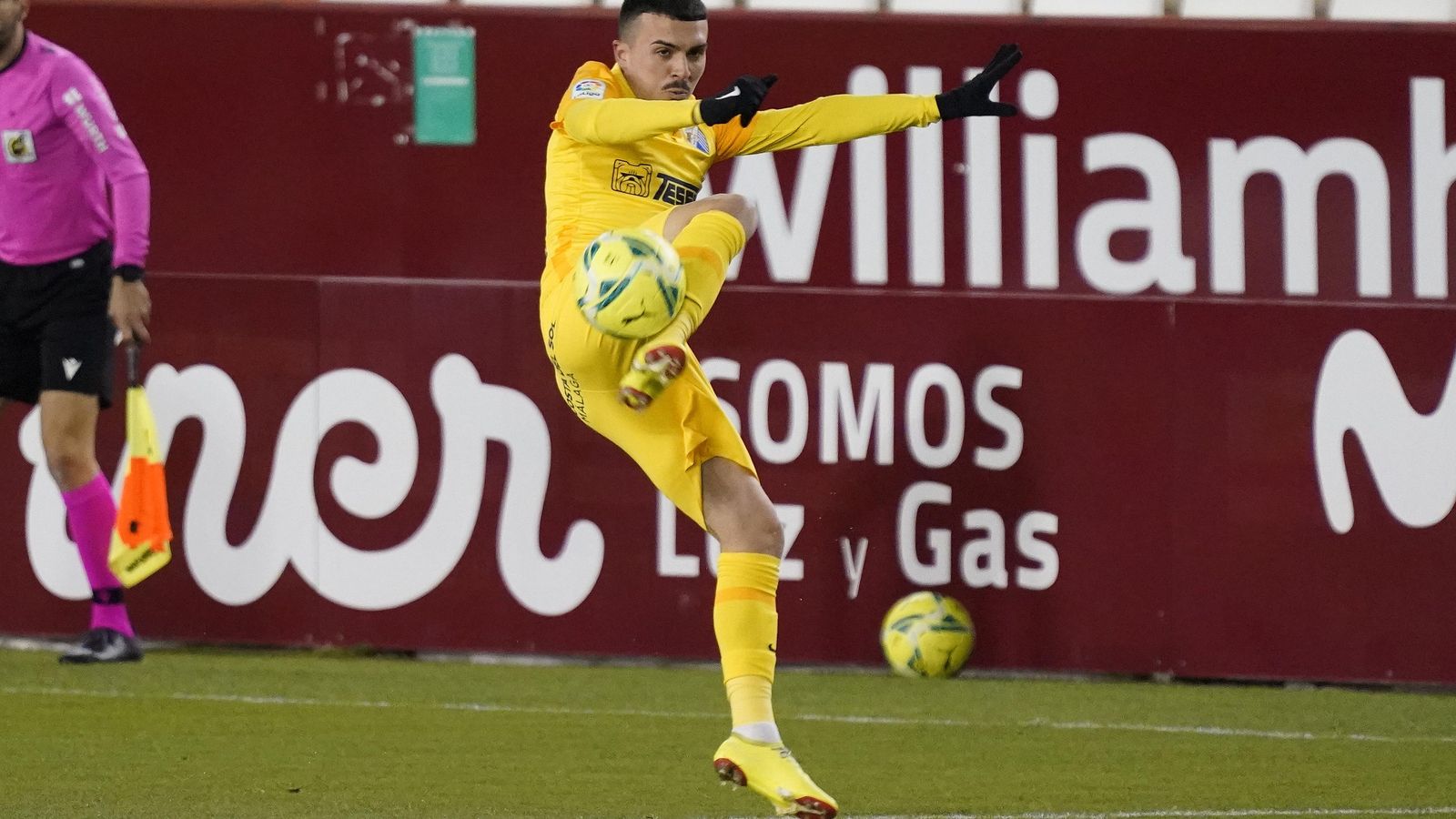 Joaquín controla una pelota.