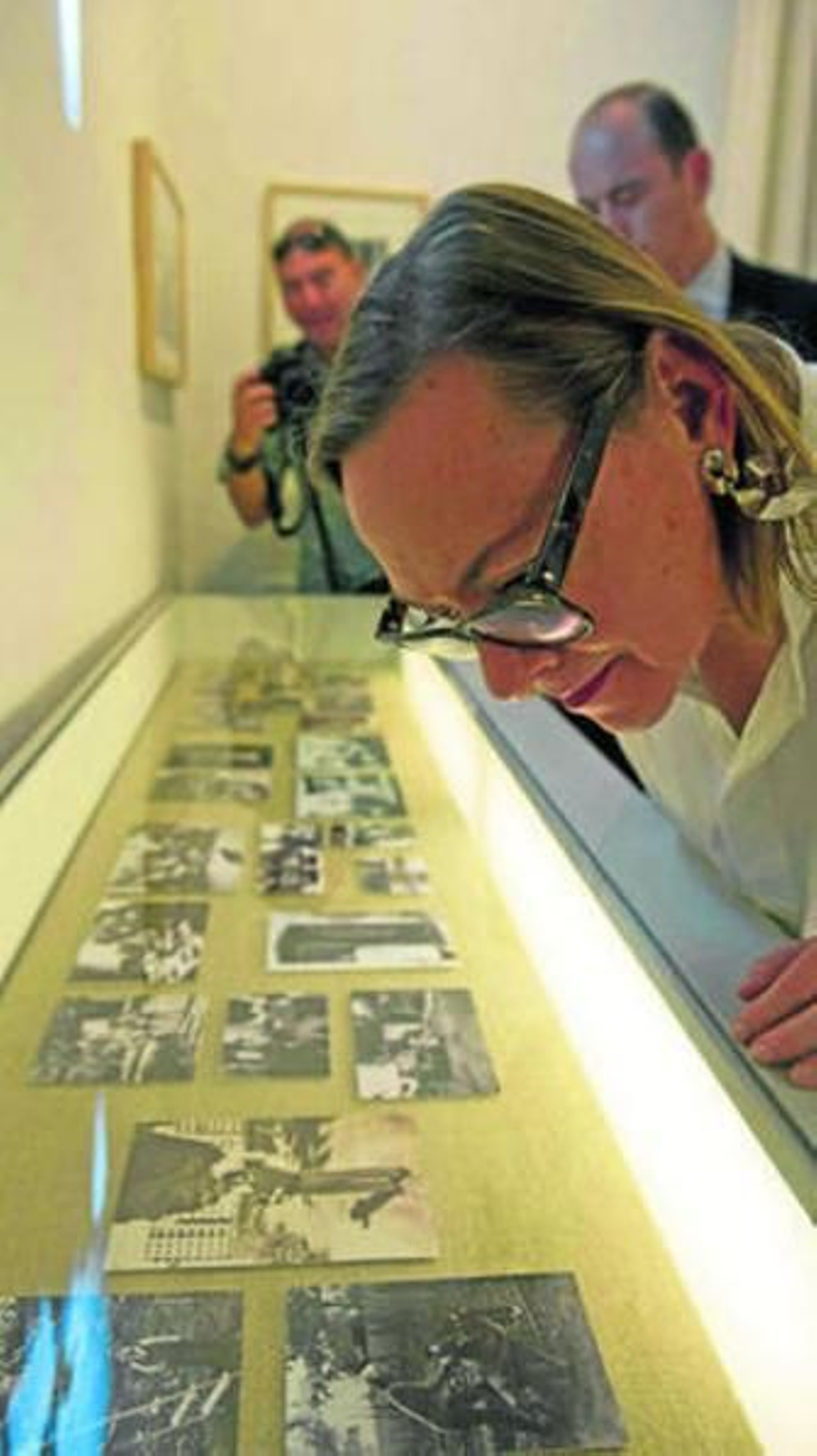 Laura García-Lorca, revisando las fotos que componen 'Álbum'.