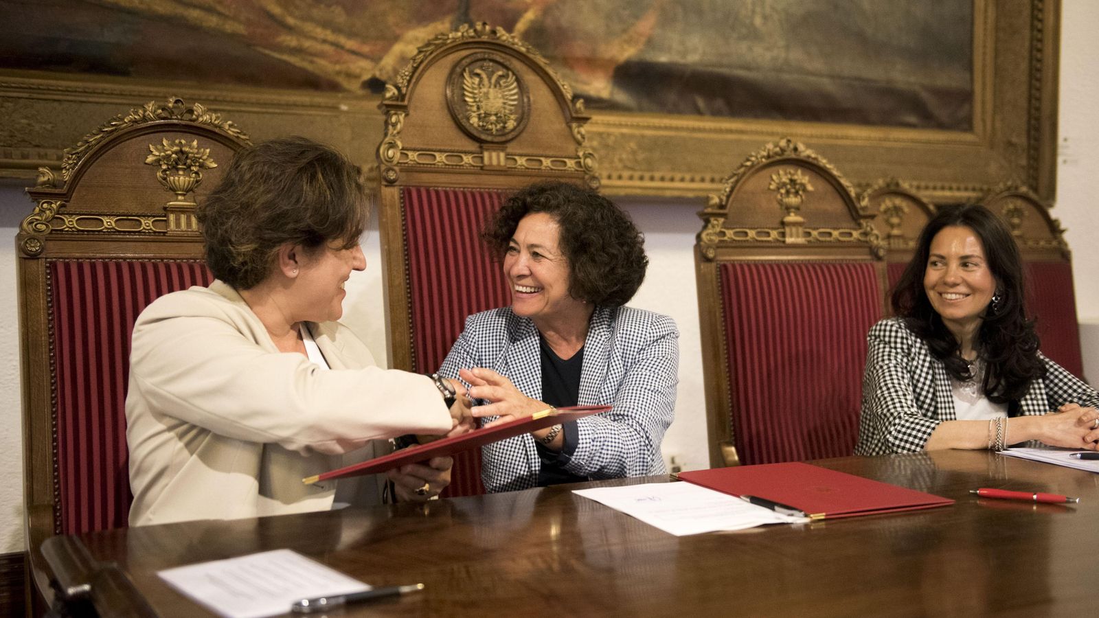 La presidenta de Hispasat, Elena Pisonero, y la rectora de la UGR, Pilar Aranda, firman un convenio de colaboración