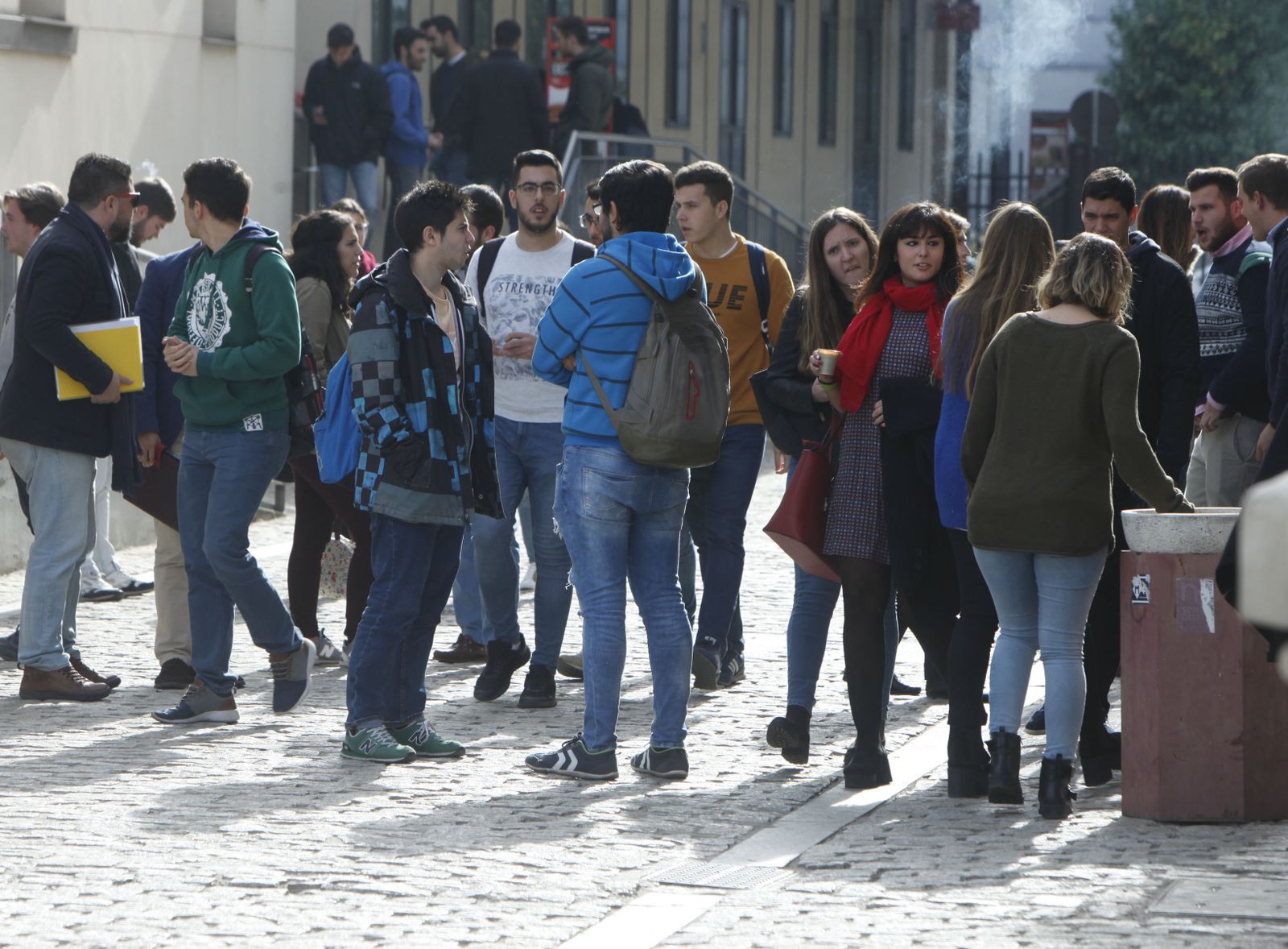 Jóvenes en la Universidad de Sevilla.