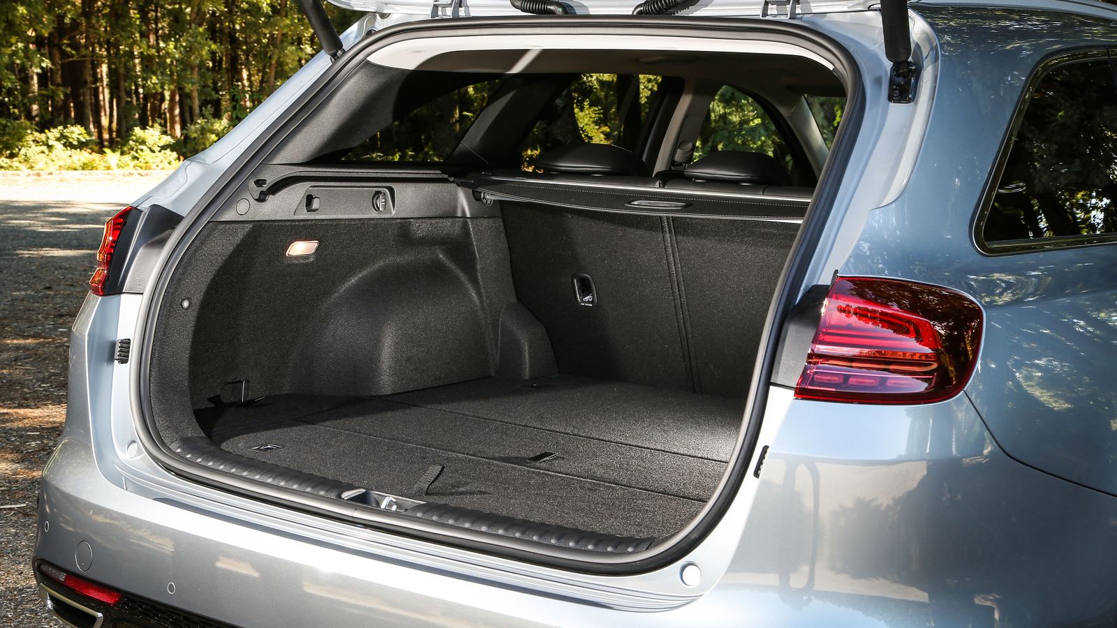 No es tan capaz como los otros Kia Ceed Tourer por la presencia de las baterías bajo el piso y que dejan una altura, hasta la toldilla, de sólo 41 cm; pero sigue siendo un espacio de carga amplio.