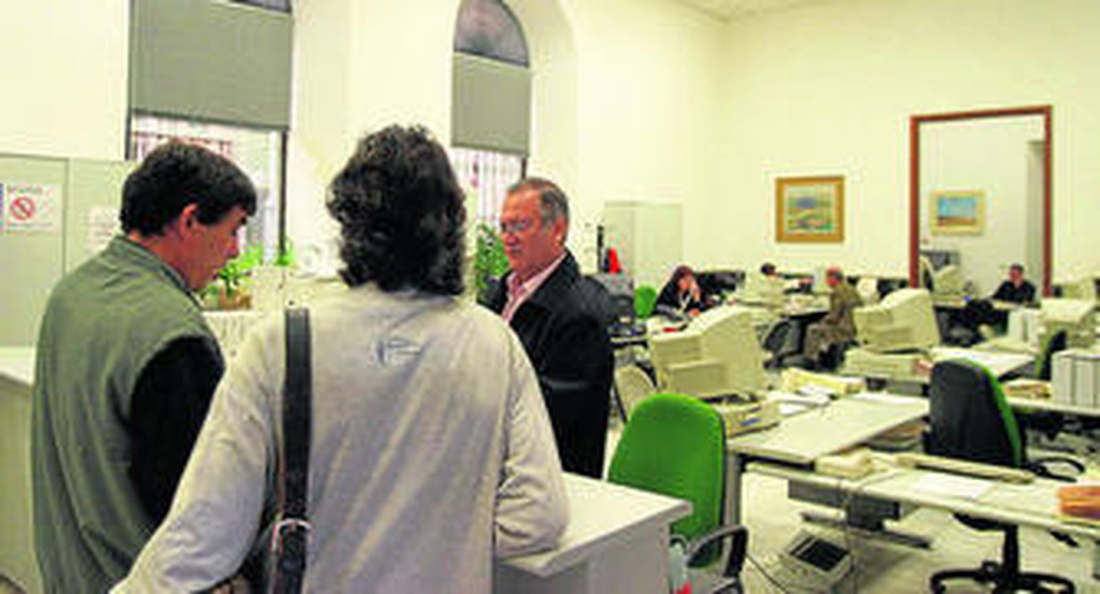 Varios Ciudadanos hacen frente al pago de los tributos municipales.