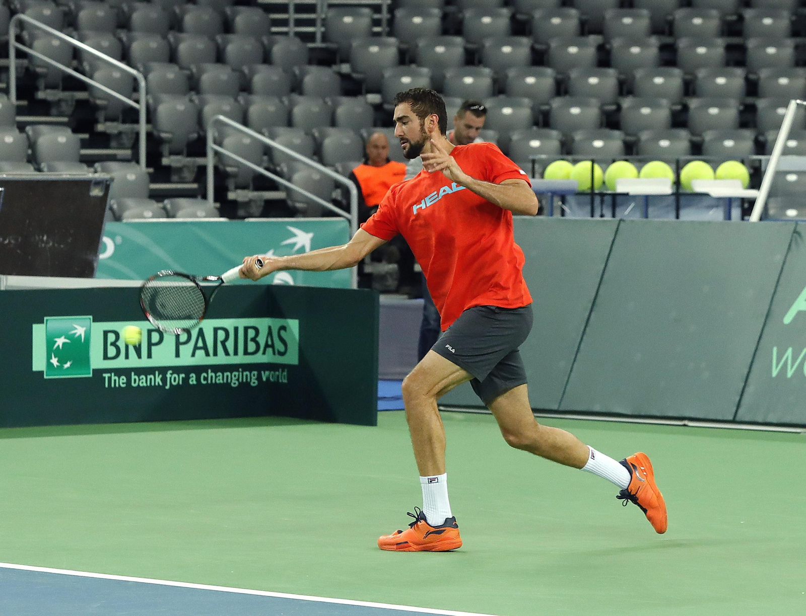 Cilic golpea la bola durante un entrenamiento en Zagreb. Cilic golpea la bola durante un entrenamiento en Zagreb.