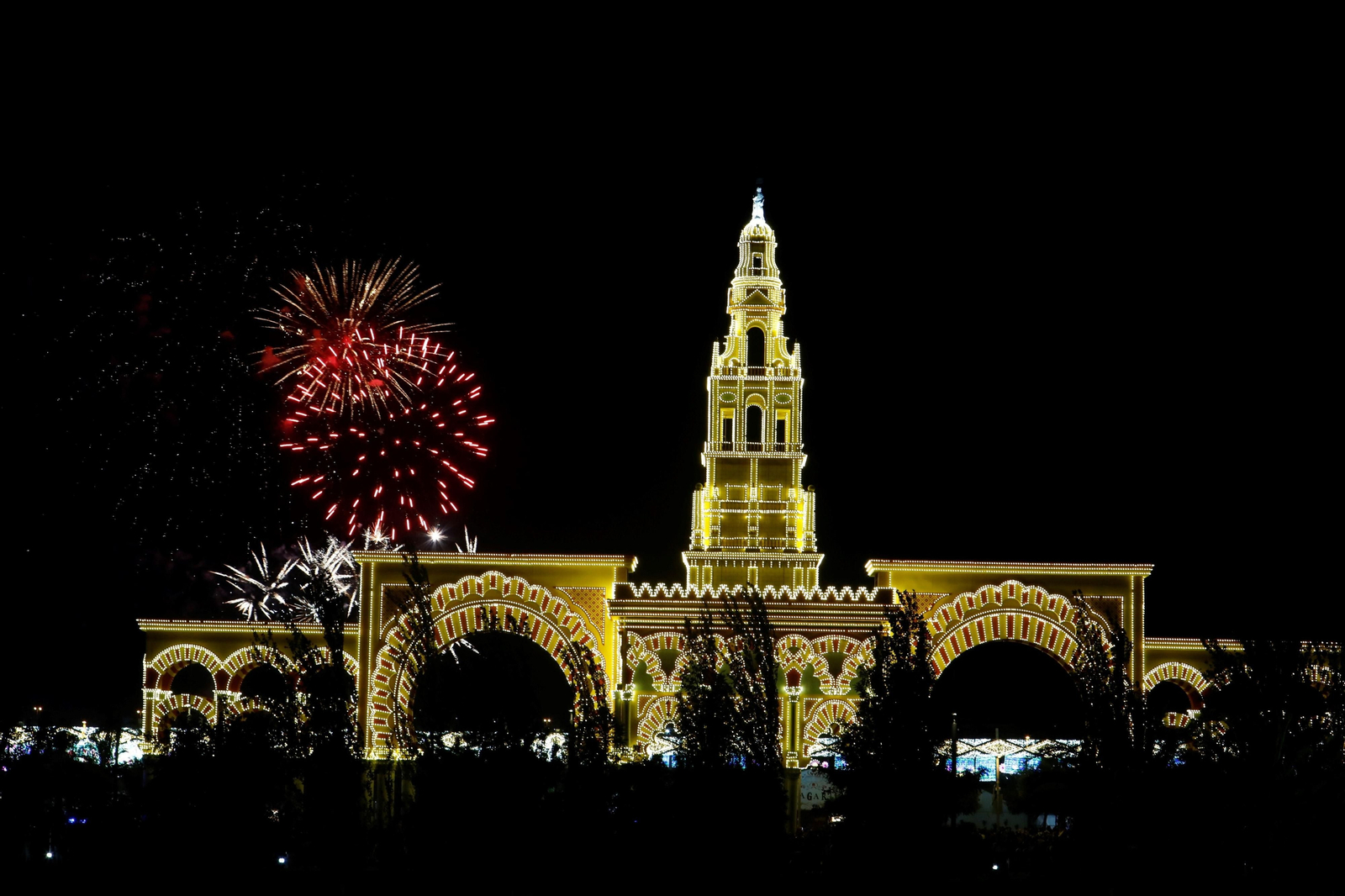 El espectáculo de fuegos artificiales de la Feria de Córdoba 2023, en imágenes