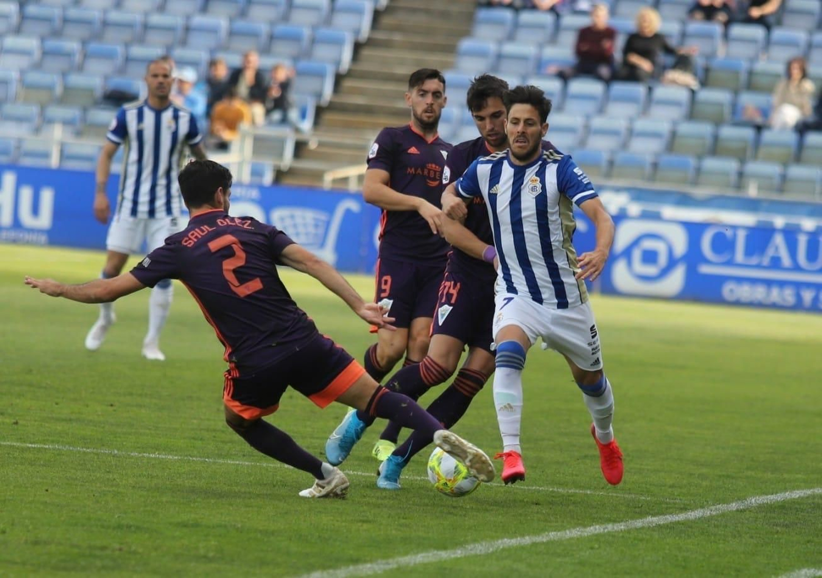 Carlos Martínez intenta zafarse de varios contrarios en un momento del encuentro.