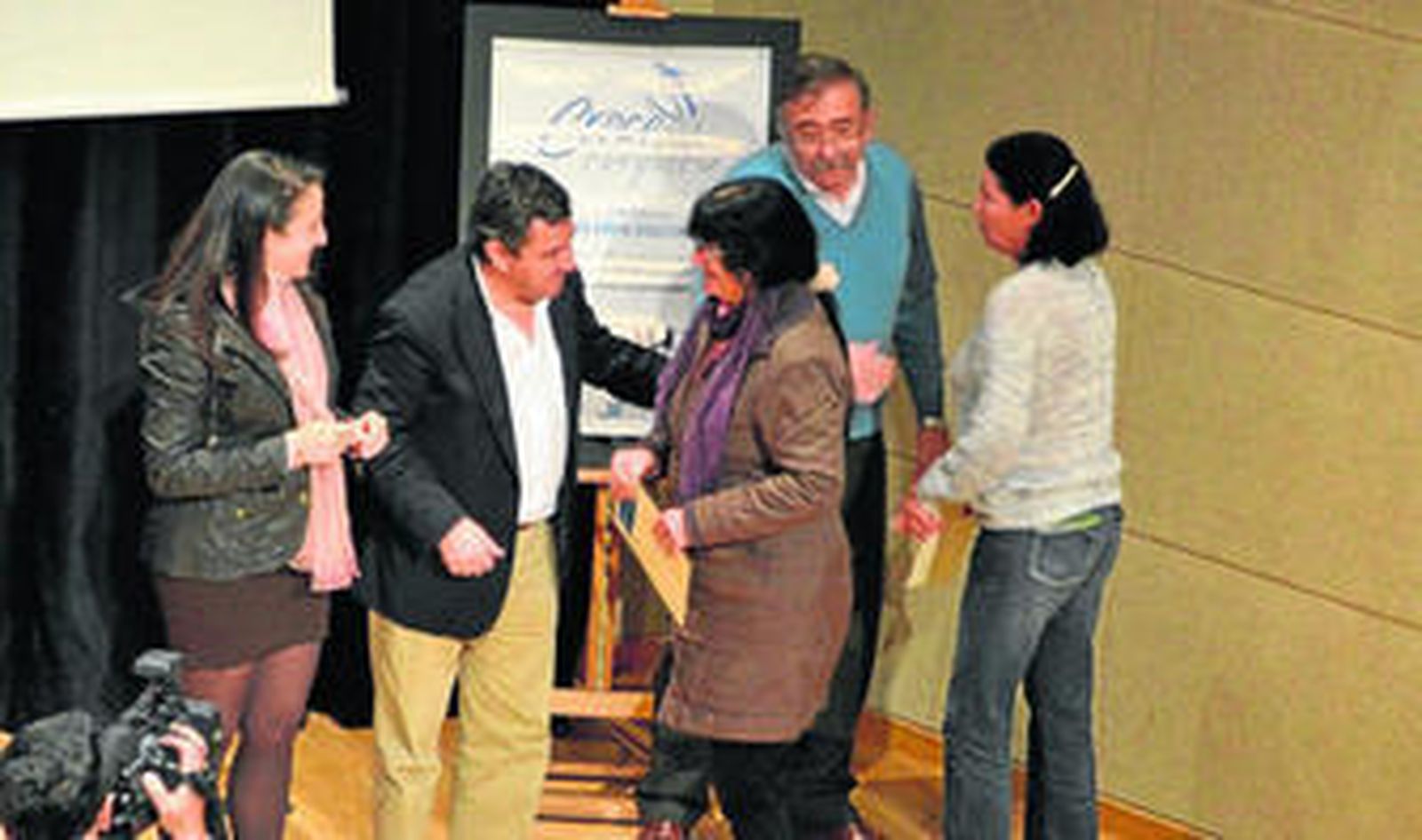 Junquera (de d. a i.), Loaiza y Arjona, en la entrega de diplomas del programa de formación Crece.