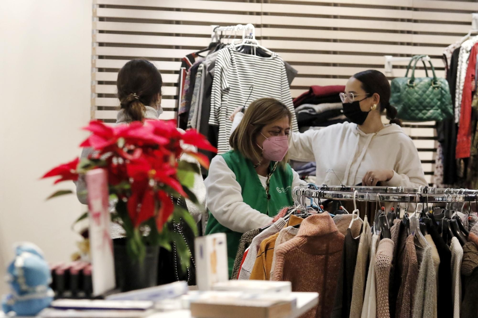 La tienda del centro comercial La Sierra para ayudar a los enfermos de cáncer, en imágenes