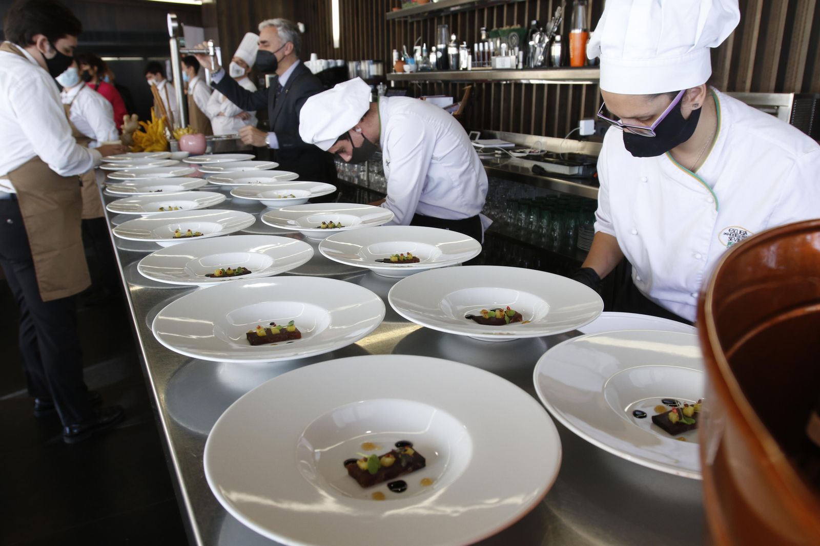 Los alumnos de la Escuela Superior de Hostelería de Sevilla se disponen a servir el primer plato, ajoblanco.