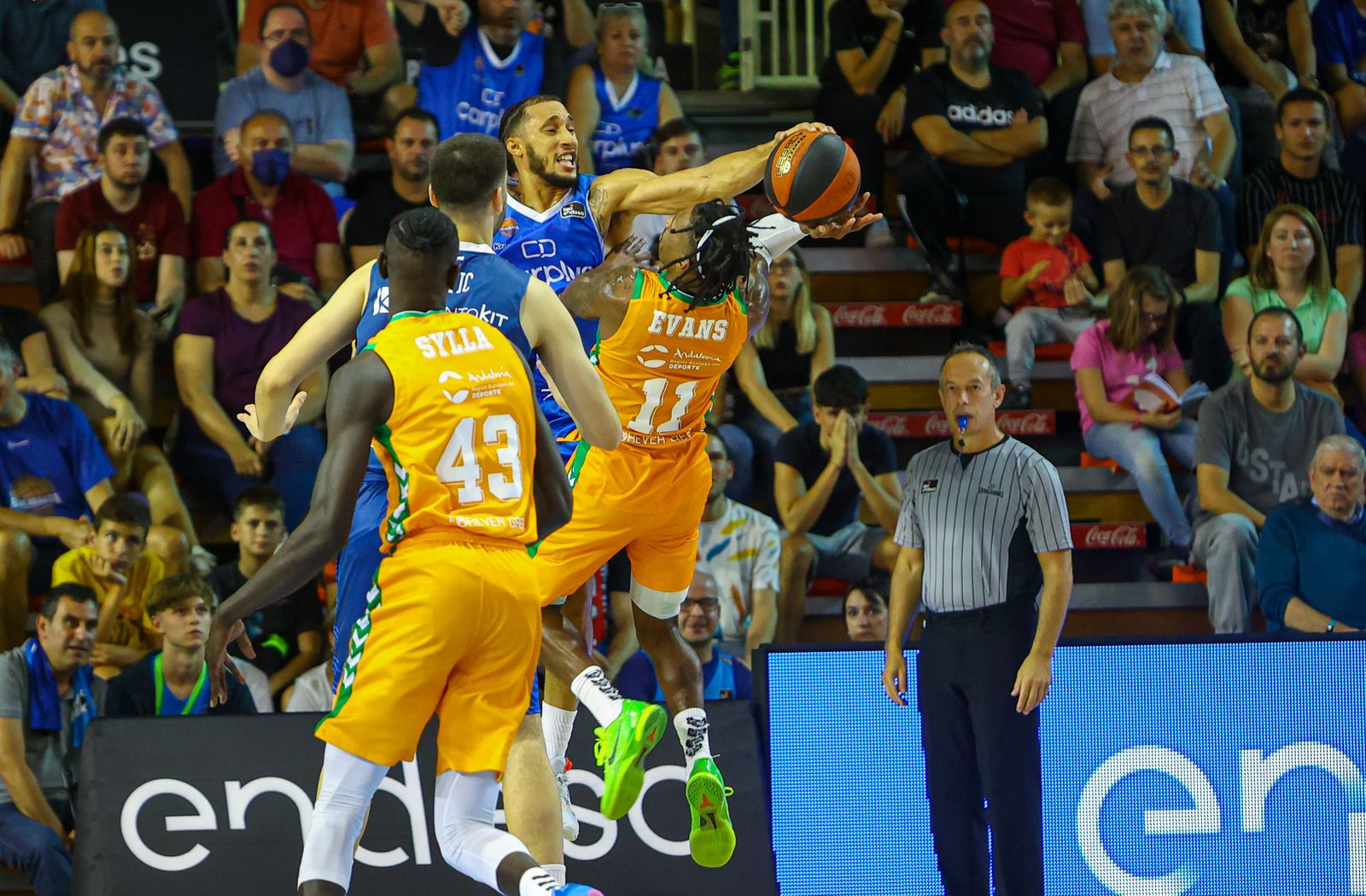 Senglin tapona la entrada a canasta de Evans.