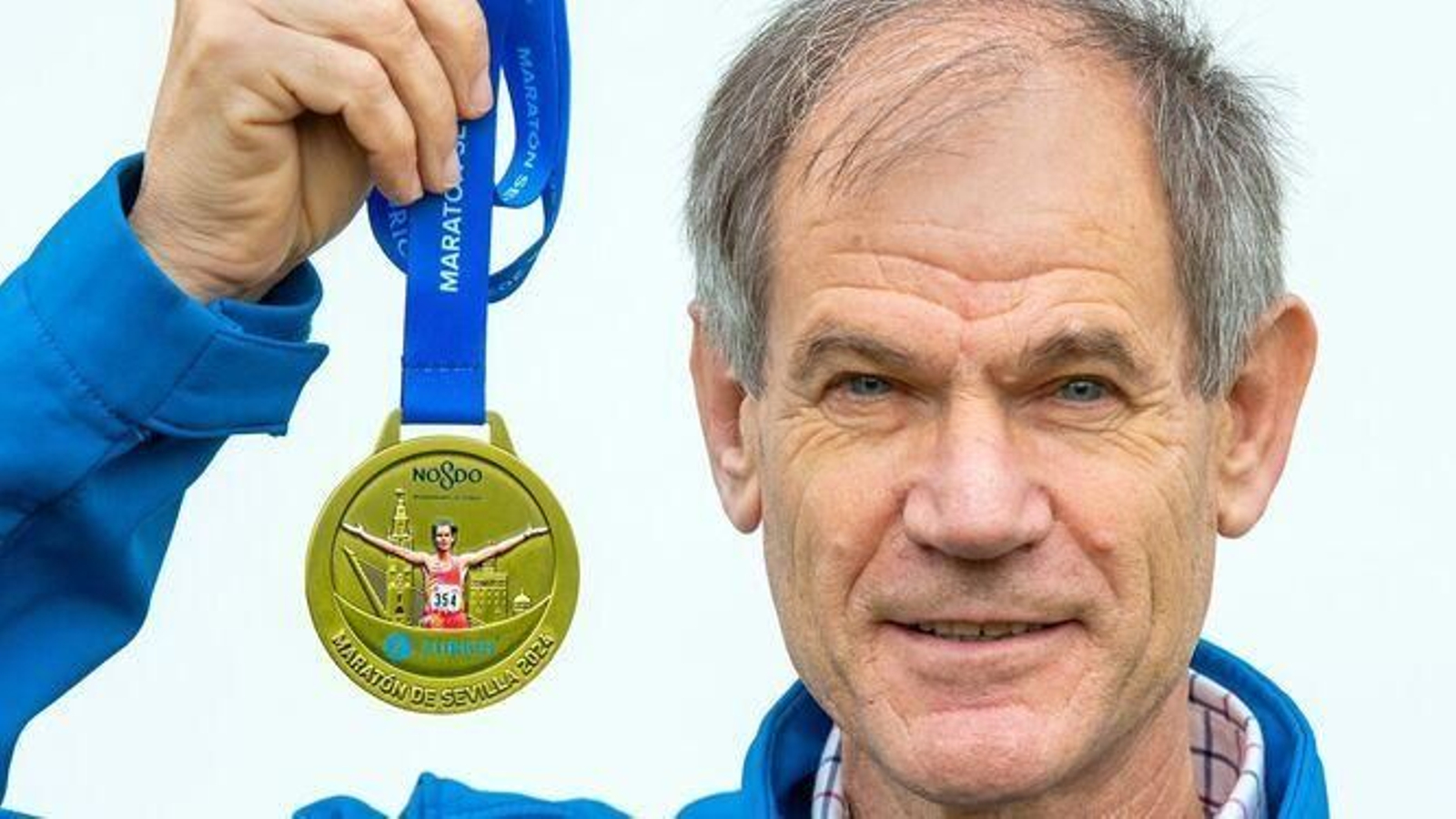 Abel Antón posa con la medalla conmemorativa del próximo Maratón de Sevilla.