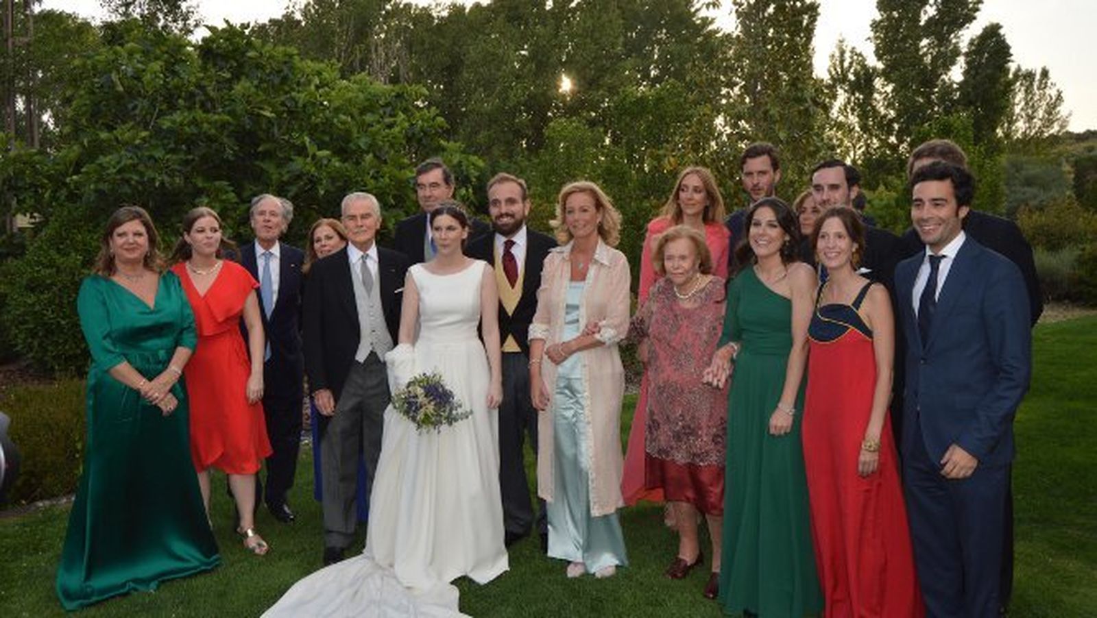 El nuevo matrimonio Teresa de la Villa Príes y Alberto Machado Guzmán, con Paloma López de Sá, Carmen de la Villa, Adolfo e Isabel Príes, conde de Príes, José María de la Villa, Toty Príes, Toty Picardo, Paloma Ruiz-Blanco, Antonio Blázquez, Micaela de la Villa, Ramón Abaroa, Paloma Príes y Fermín Rosillo.