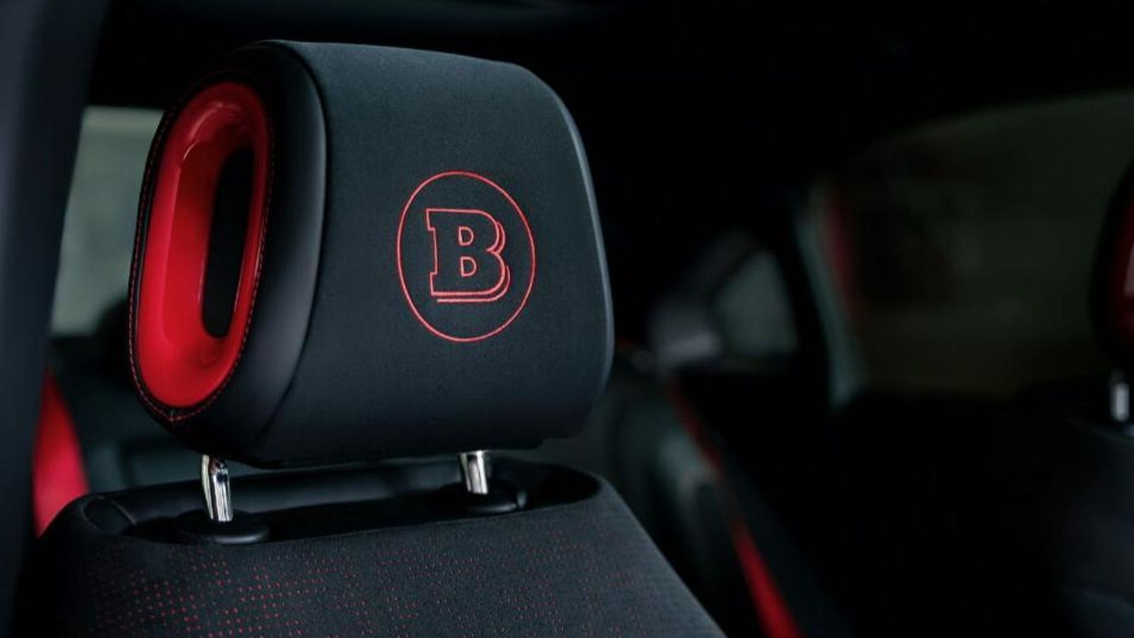 La insignia de Brabus sólo aparece en los dos resposacabezas delanteros, mientras que su nombre lo hace en la base del volante.