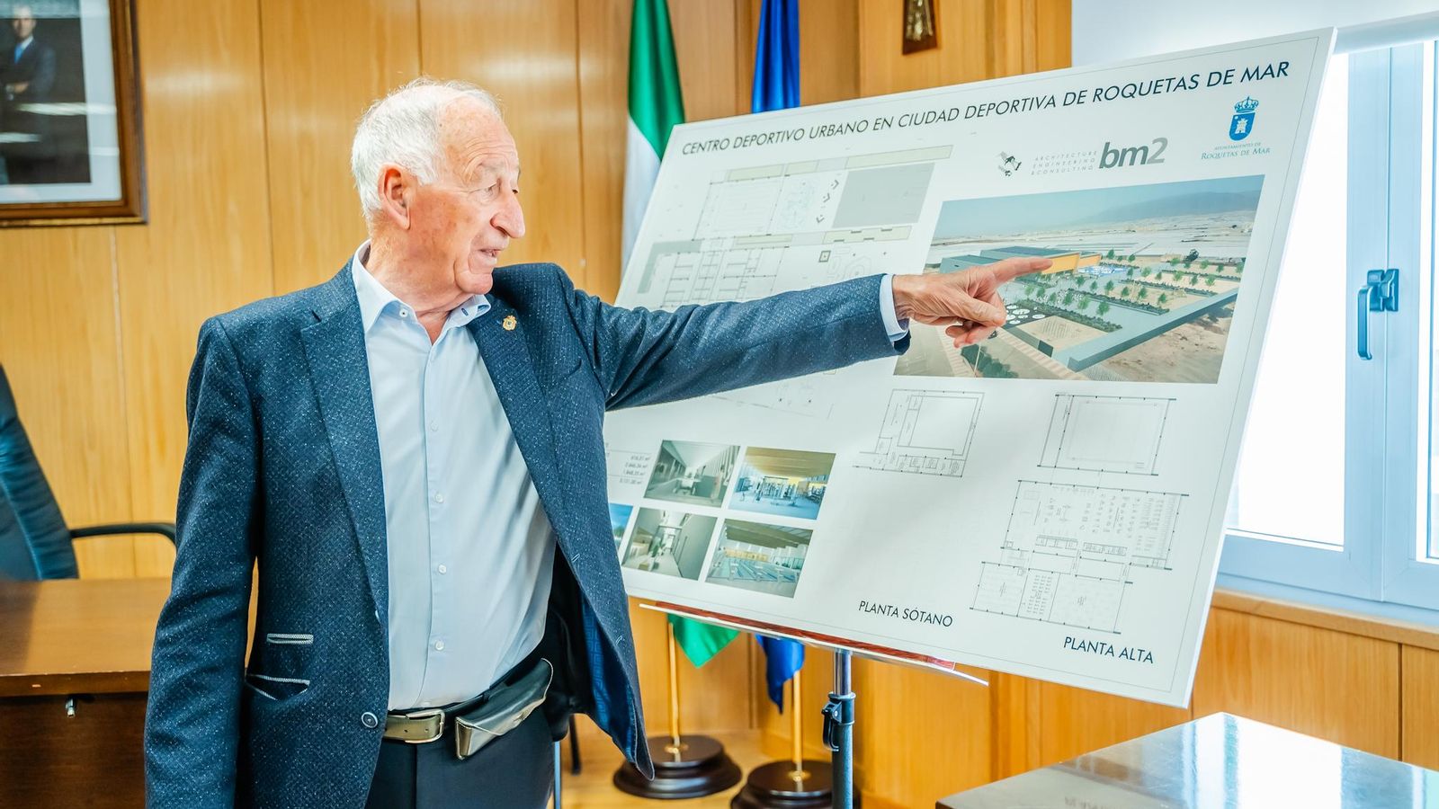 El alcalde de Roquetas de Mar entusiasmado con el proyecto más ansiado del municipio.