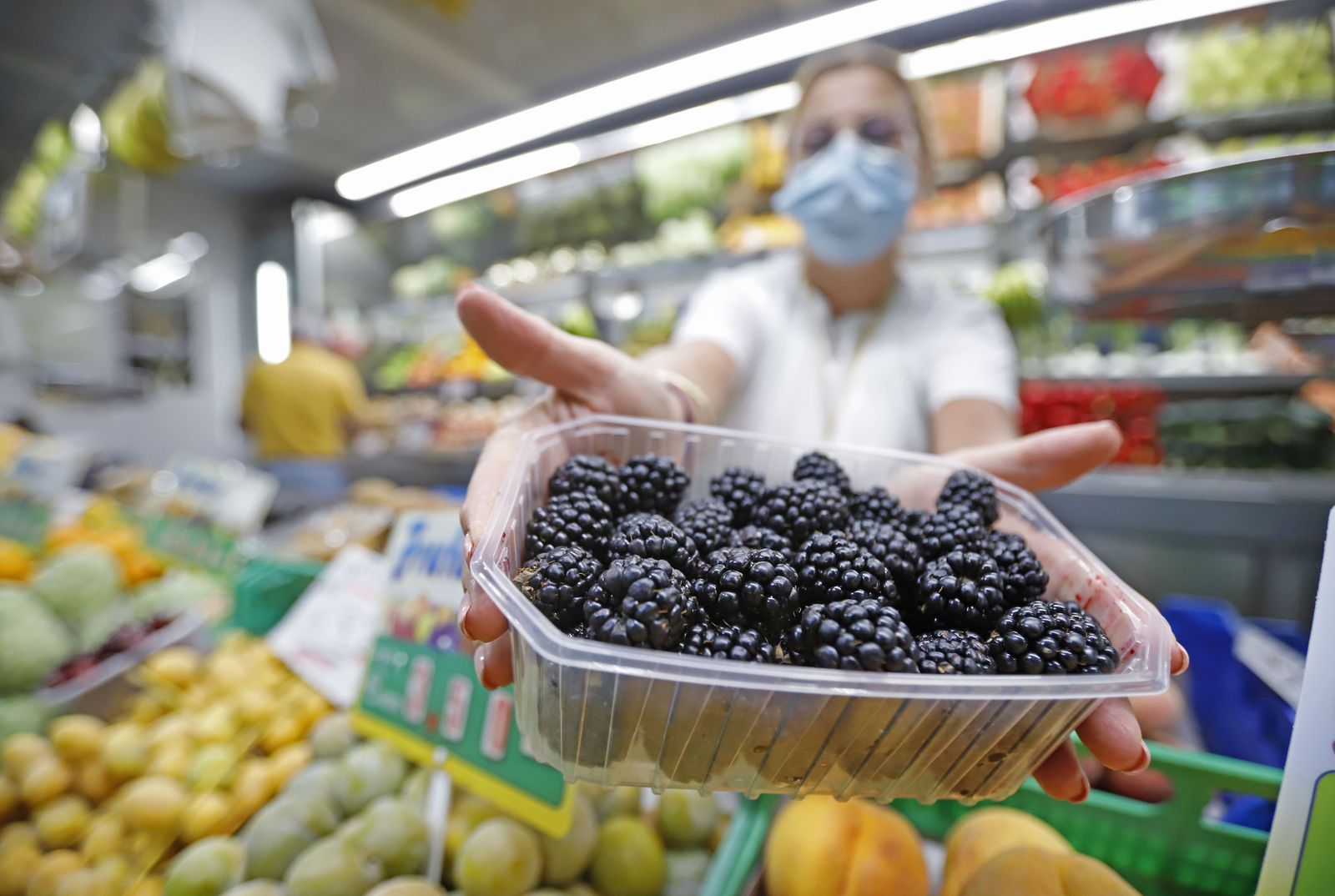 Una tarrina de moras en un puesto del Mercado del  Carmen de Huelva capital.