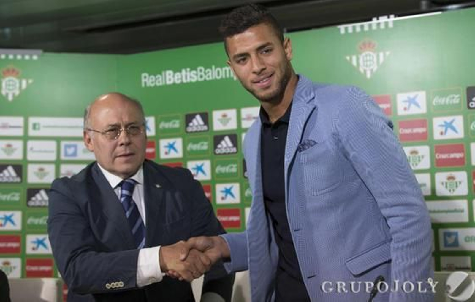 La imágenes de la presentación de Tarek como nuevo jugador del Betis  Foto: Antonio Pizarro