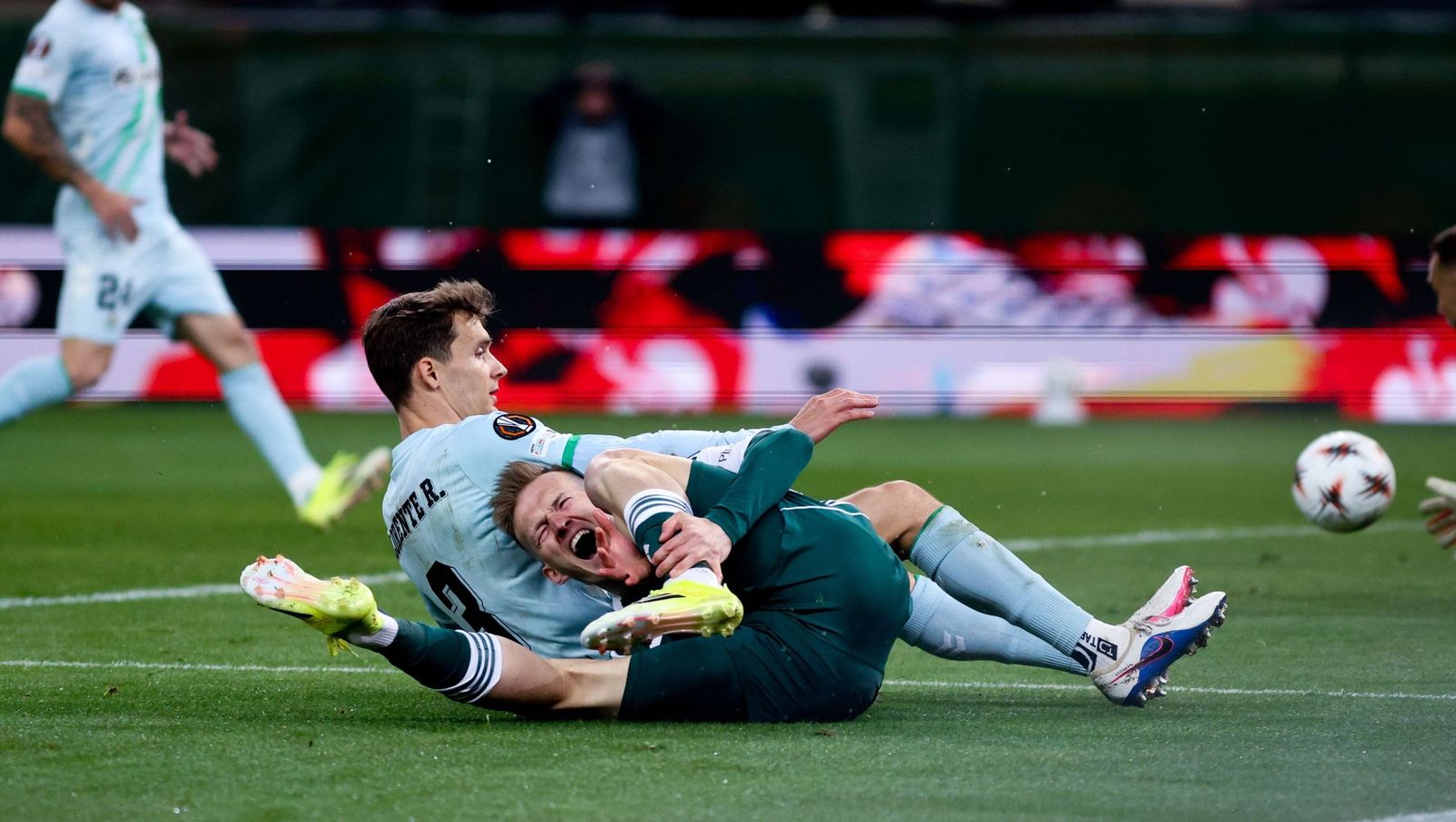Swiderski se duele tras la entrada de Llorente en la jugada del penalti.